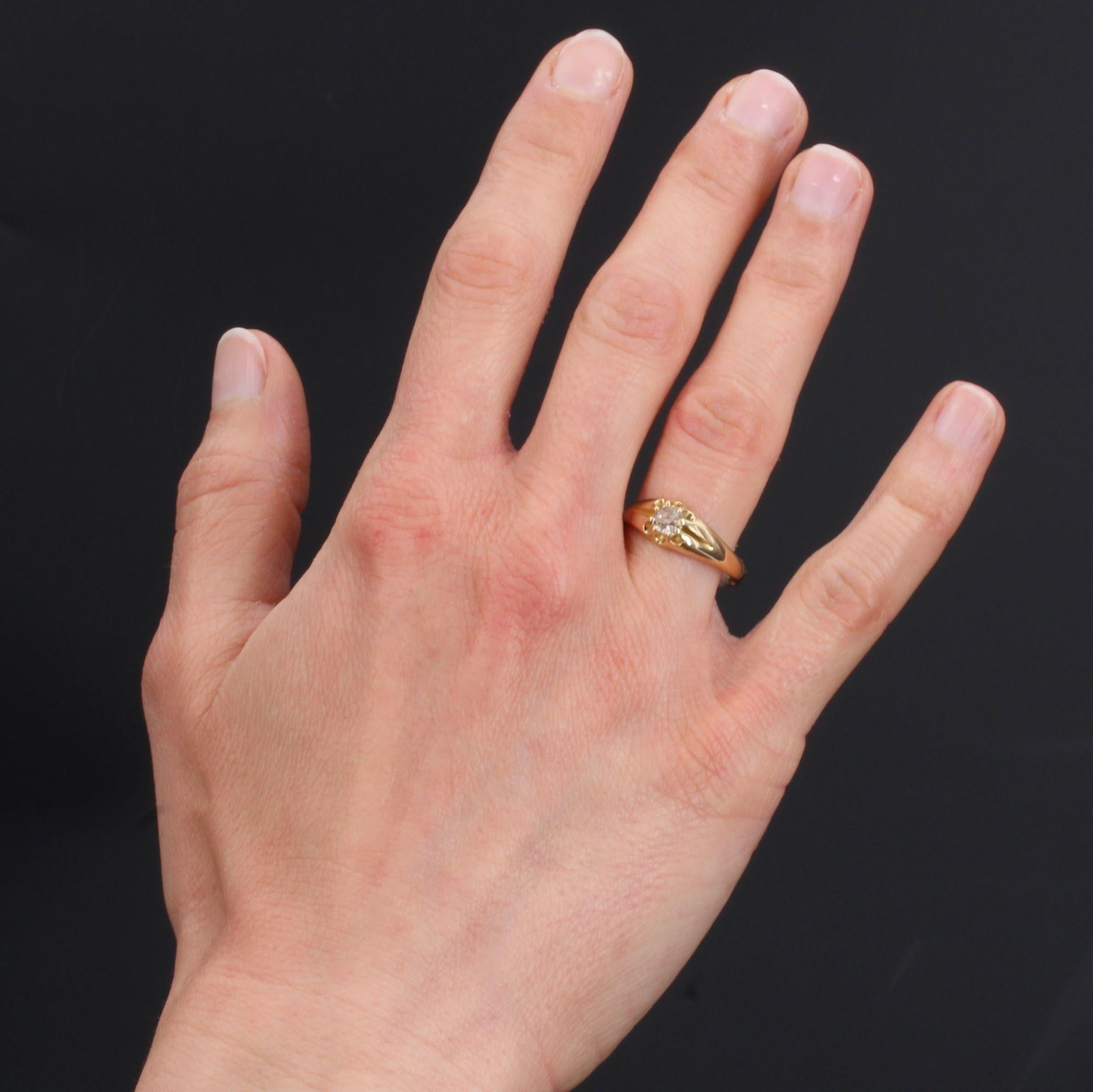 Bague en or jaune 18 carats.
D'origine anglaise, cette bague ancienne est sertie sur son dessus d'un diamant ancien de taille coussin.
Poids total du diamant : 0,30 carat environ.
Hauteur : 6,9 mm, largeur : 13,6 mm, épaisseur : 4,1 mm, largeur de