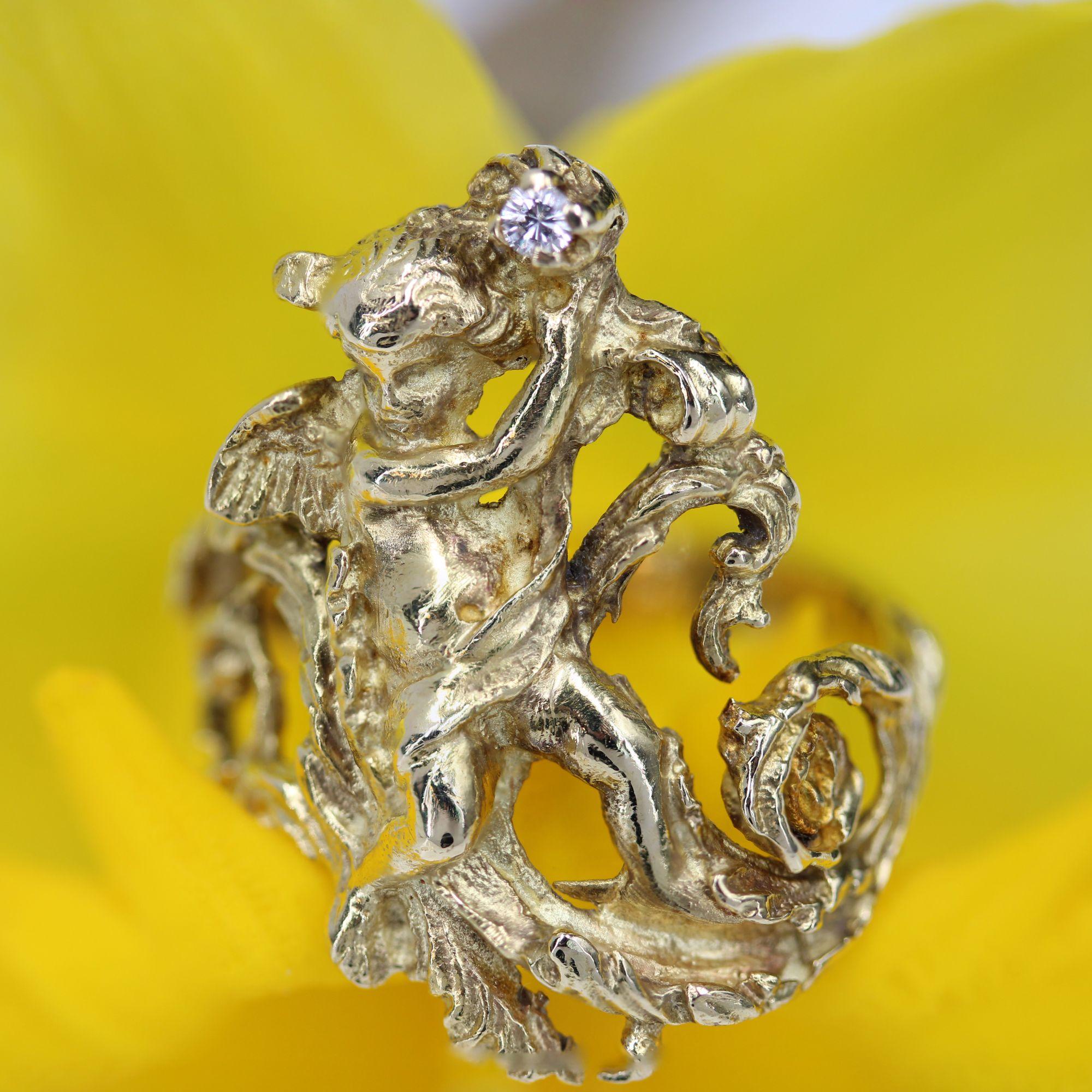Cherubs-Ring aus 18 Karat Gelbgold mit Diamanten des 20. Jahrhunderts im Angebot 6