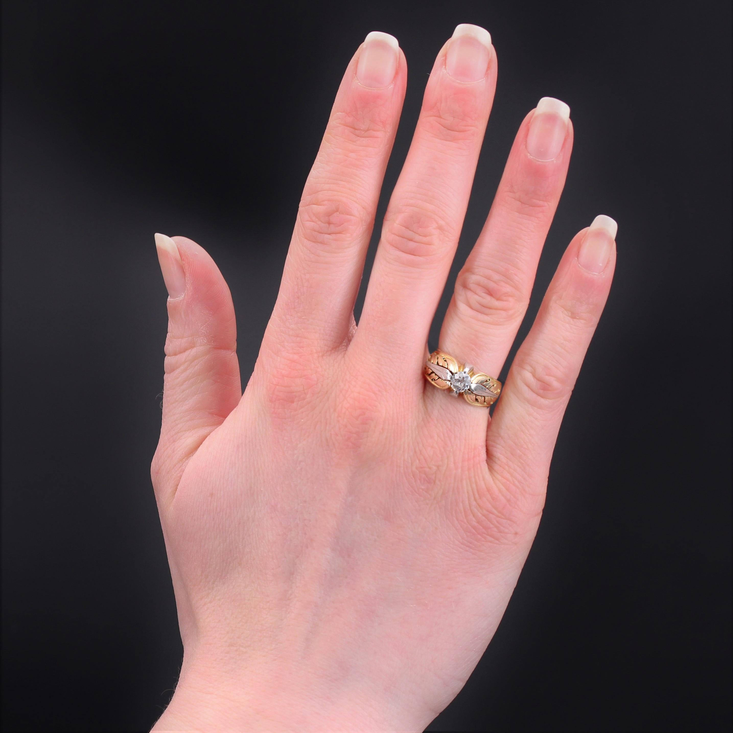 Ring in 18 karat yellow gold and platinum.
Charming antique ring, the upper part of the ring is openworked, engraved and decorated with a platinum leaf on both sides, and in its center. A brilliant-cut diamond is held by these patterns and by 2