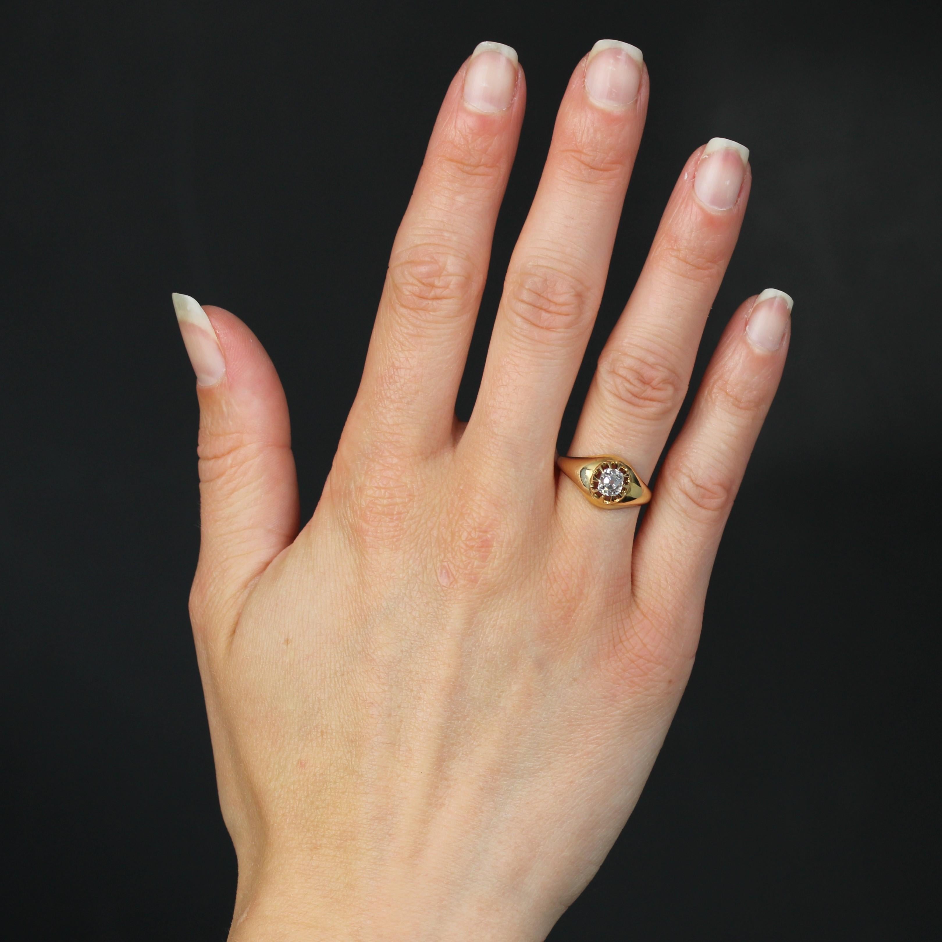 Ring in 18 karat yellow gold.
This elegant antique ring features a smooth, slightly domed yellow gold band that widens at the front. In the center, an antique cushion-cut diamond is held in openwork claws.
Total weight of the diamond : 0.63 carat
