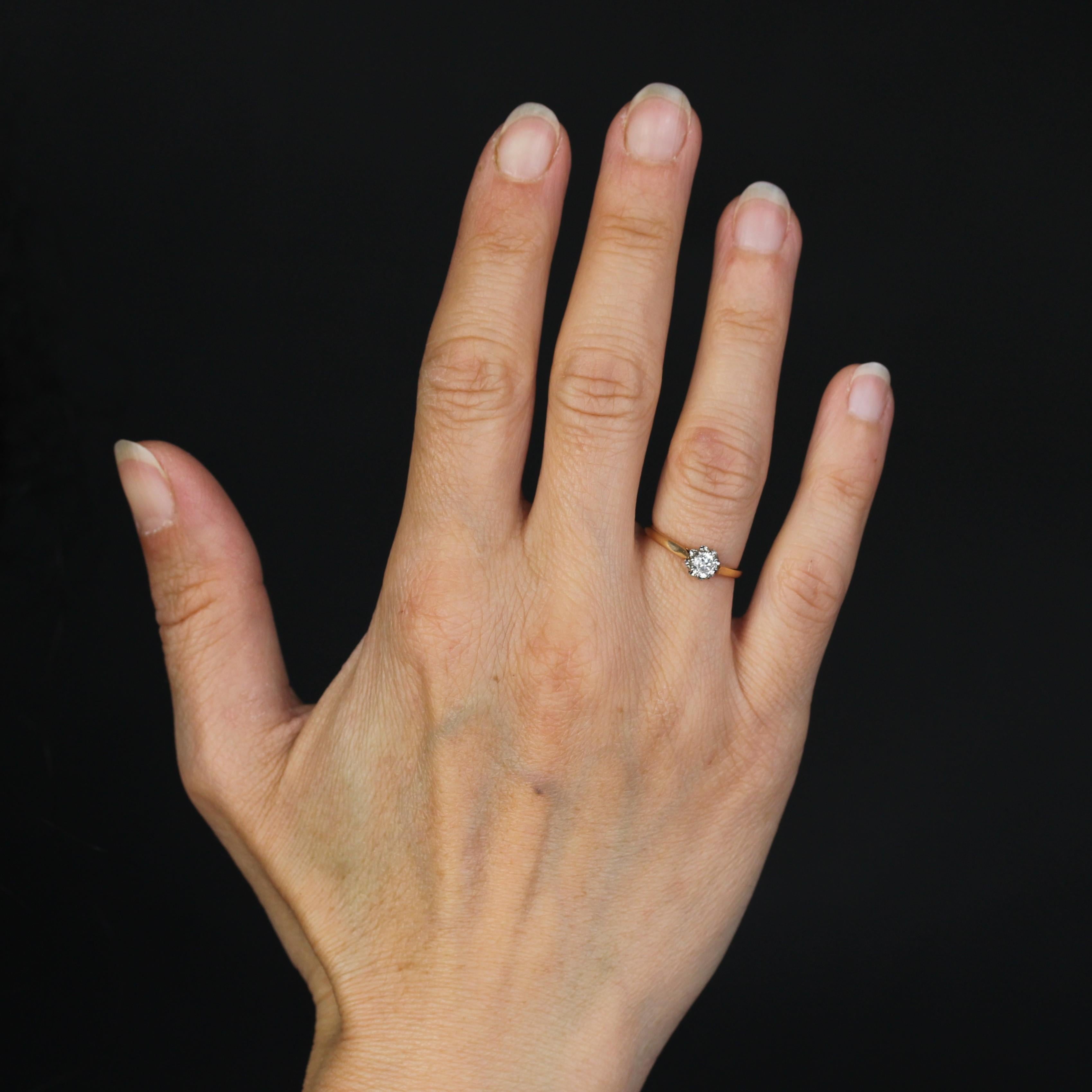 Bague en or jaune 18 carats.
Ce charmant solitaire antique renferme un diamant de taille brillant dans une monture en forme de dahlia.
Poids total des diamants : 0,28 carat environ.
Hauteur : 5,2 mm environ, largeur : 5 mm environ, épaisseur : 4,2