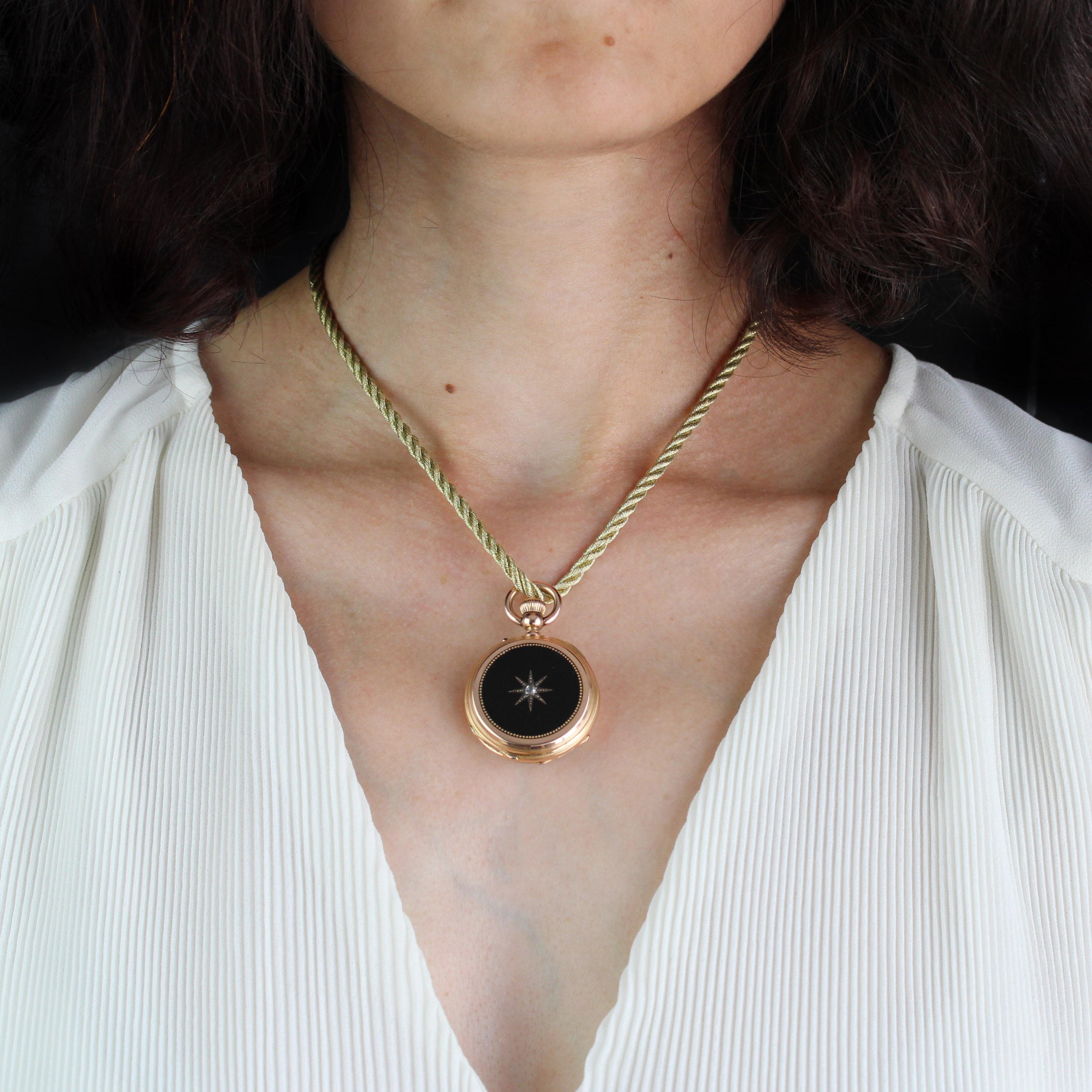 Anhänger-Uhr aus 18 Karat Roségold.
Antike Damen-Kragenuhr mit rundem Gehäuse. Die Rückseite ist weiß emailliert, die Zeiger sind schwarz, die römischen Ziffern sind blau und die Sekundenanzeige ist rot. Die Rückseite ist schwarz emailliert und in