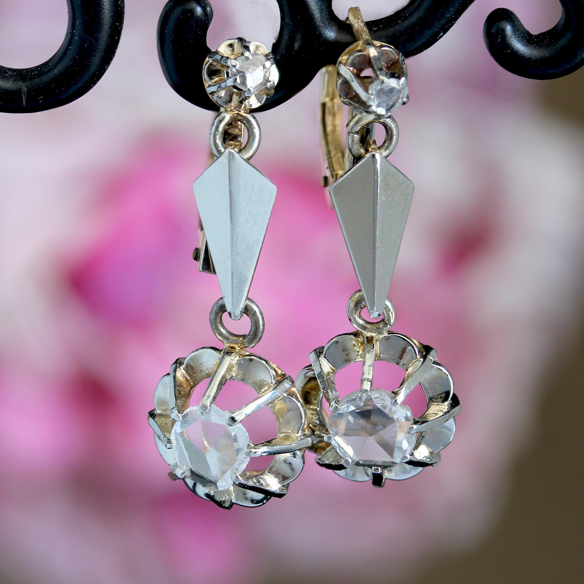 20th Century Diamonds 18 Karat White Rose Gold Lever Back Earrings (Art déco) im Angebot
