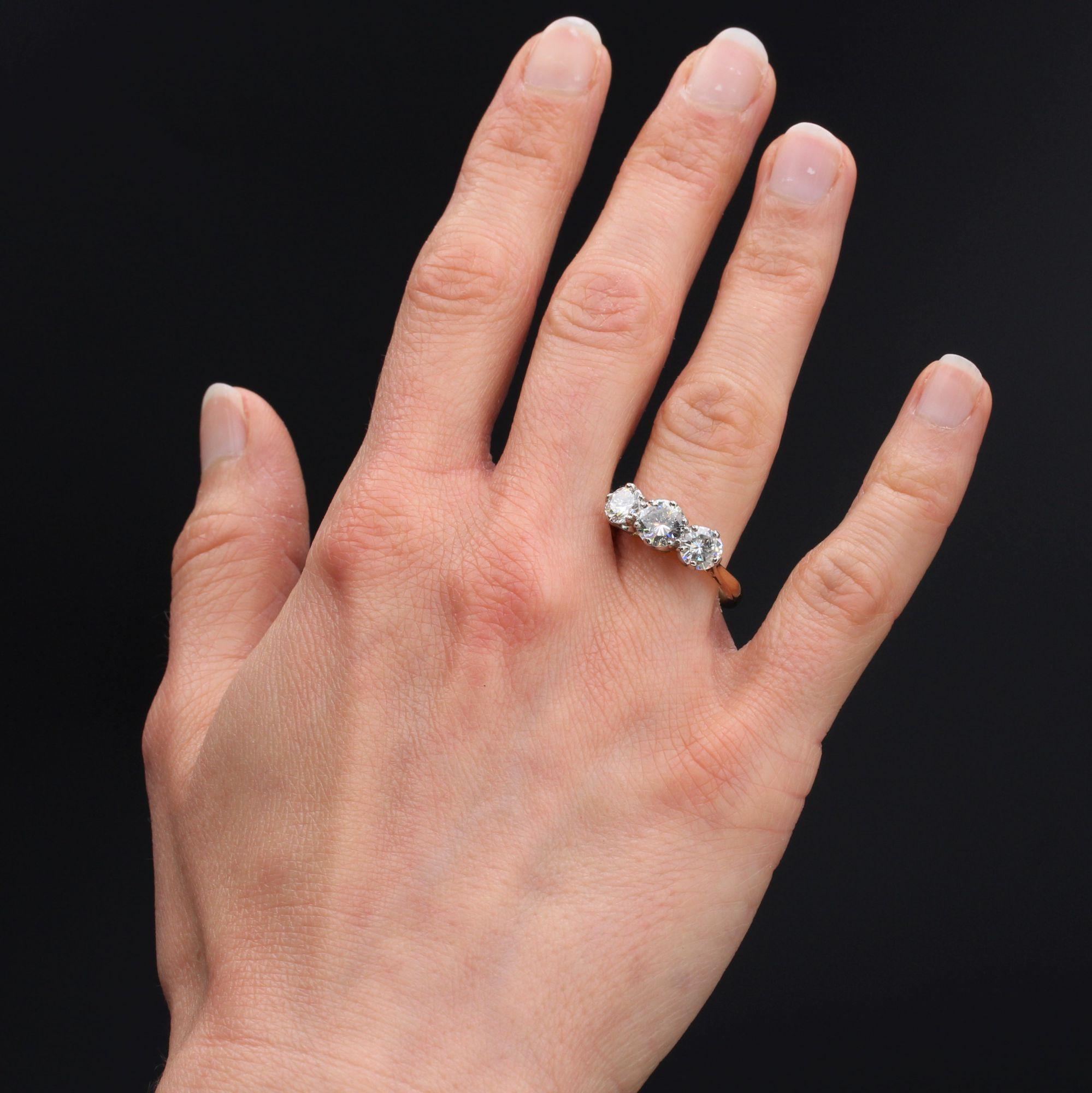 Ring aus 18 Karat Gelbgold und Platin.
Prächtiger antiker Ring, der auf der Oberseite mit drei Diamanten im Zwischenbrillantschliff geschmückt ist, wobei der mittlere größer ist.
Gesamtgewicht der Diamanten: etwa 2,20 Karat.
Höhe: 7 mm, Breite: 18,2