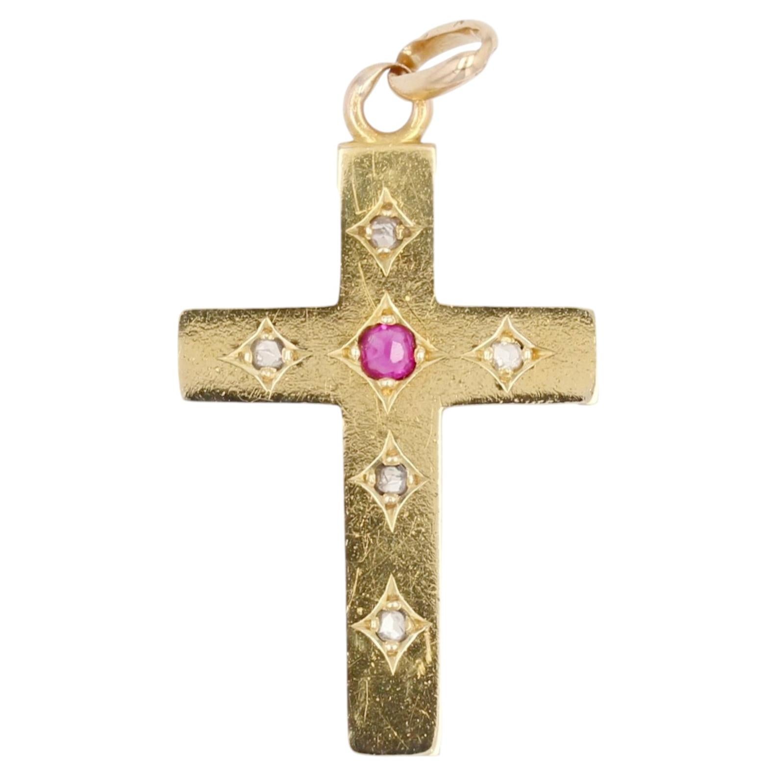 Ciondolo a forma di croce in oro giallo 18 carati con diamanti del XX secolo e rubino