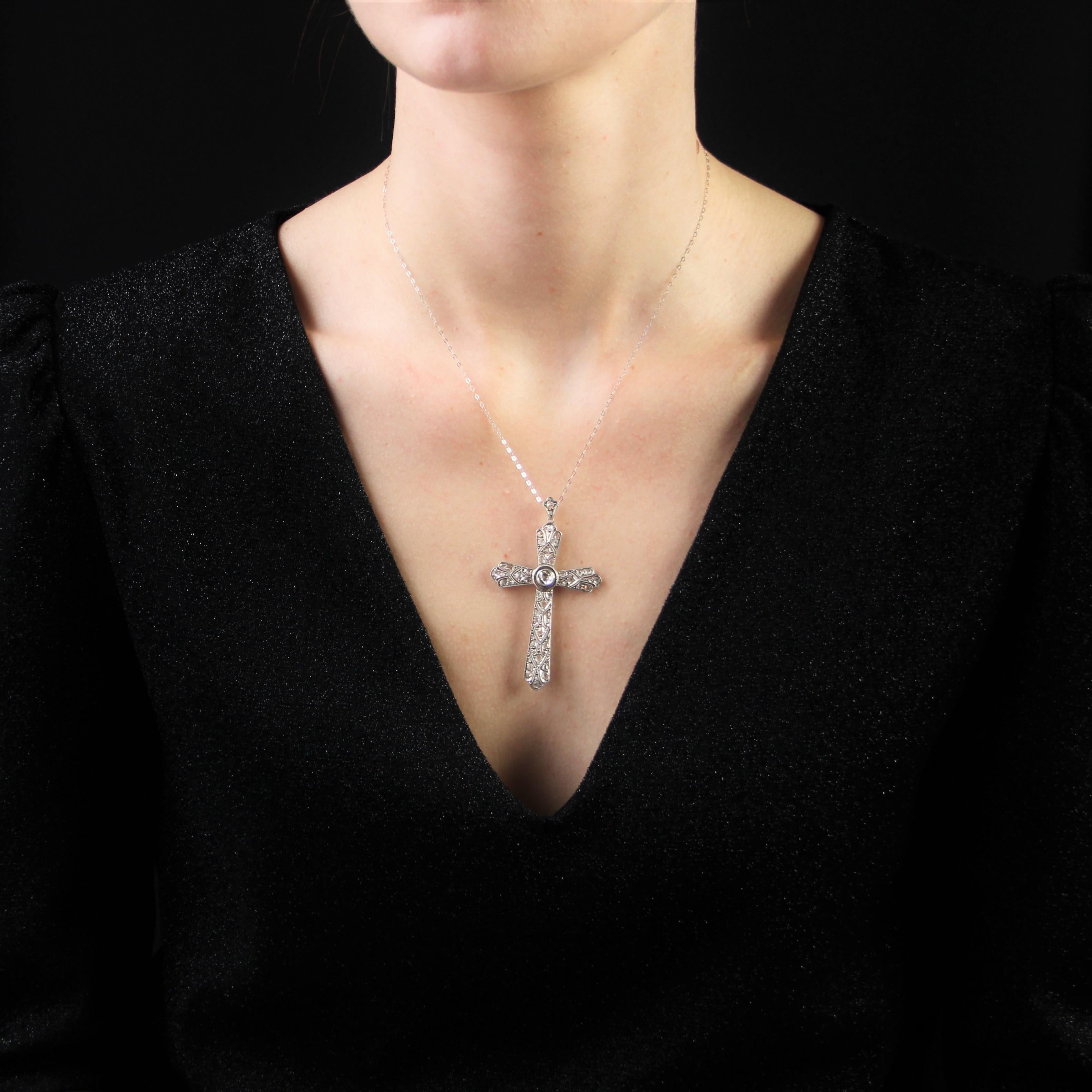 Cross in silver, swan hallmark.
Beautiful antique cross it is openworked and decorated on all its arms of rose-cut diamonds. In the center, a round pattern is set with a rose-cut diamond of larger size. The clasp is also set with 2 rose-cut