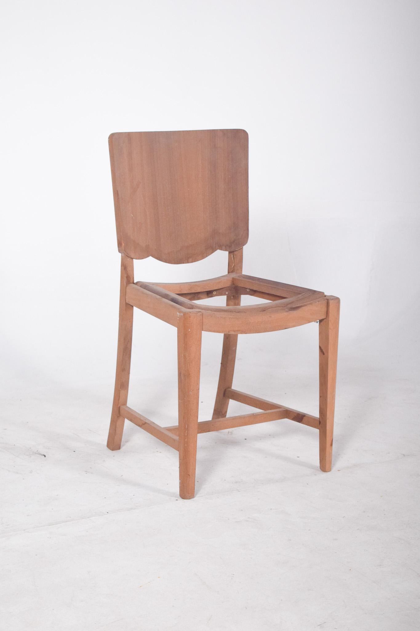 Sedia da pranzo con schienale intagliato. Con le sue linee semplici e il suo design funzionalista, si rifà allo stile moderno del XX secolo. Il pezzo ha un retro piatto con angoli arrotondati nella parte superiore e un taglio delicatamente curvo