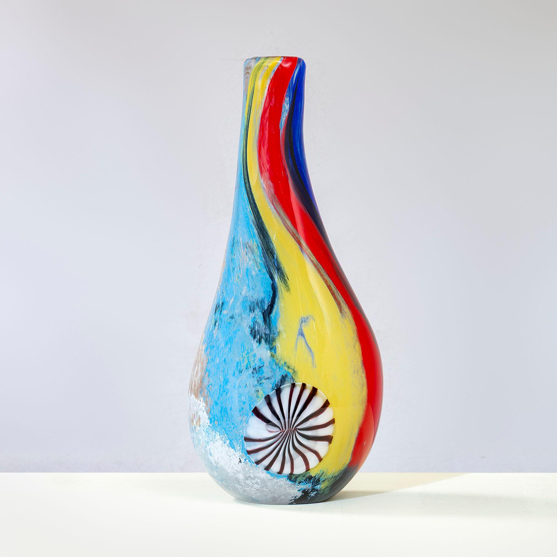 Corrado 'Dino' Martens war ein Glasdesigner und Maler. Von 1908 bis 1912 besuchte er zahlreiche Kurse von Ettore Tito und Umberto Martina an der Accademia di Bella Arti