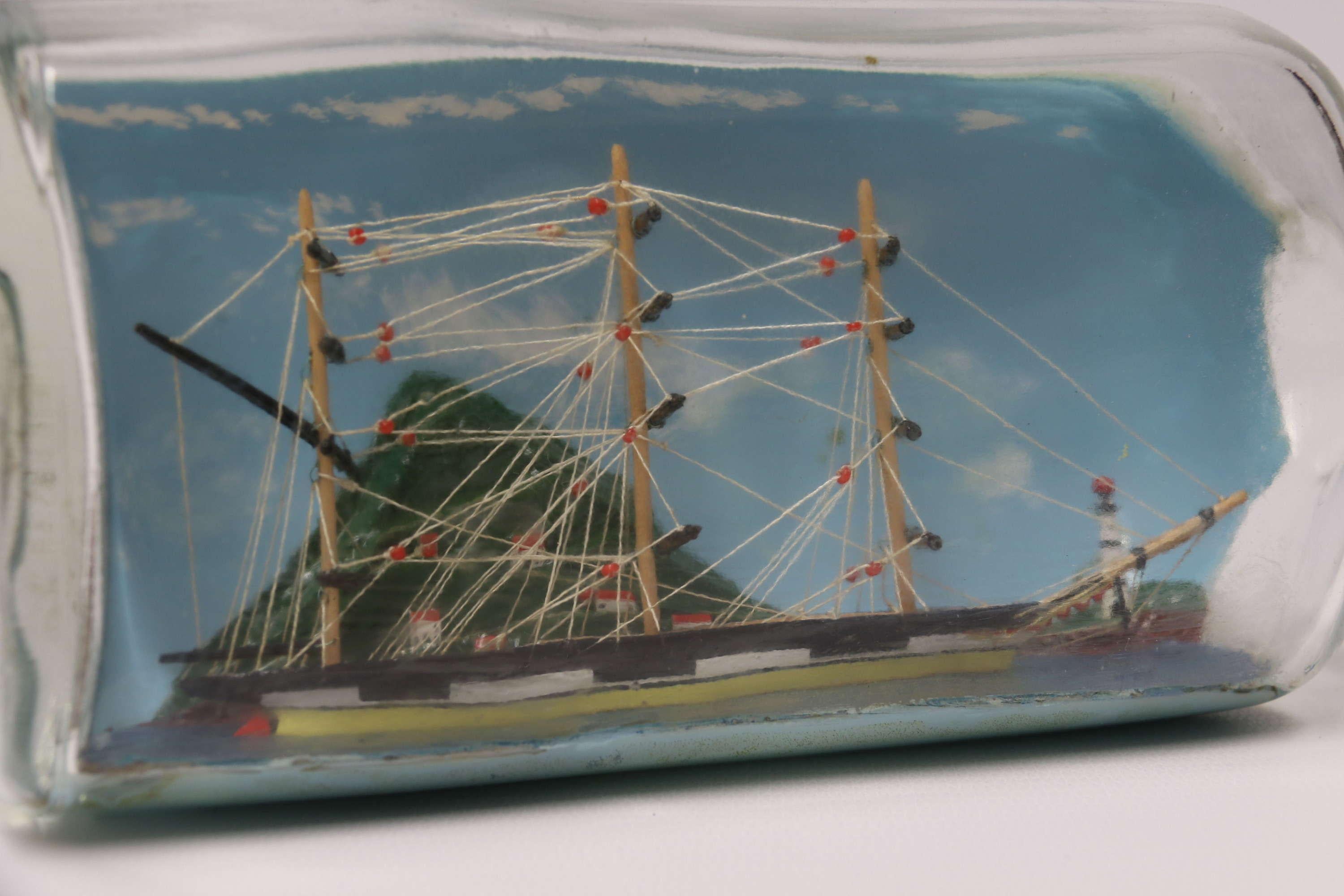 Dreimastiges Modell eines Schiffes in einer Flasche aus dem 20. Jahrhundert, Diorama, Volkskunst, englisch, um 1930 (Englisch) im Angebot