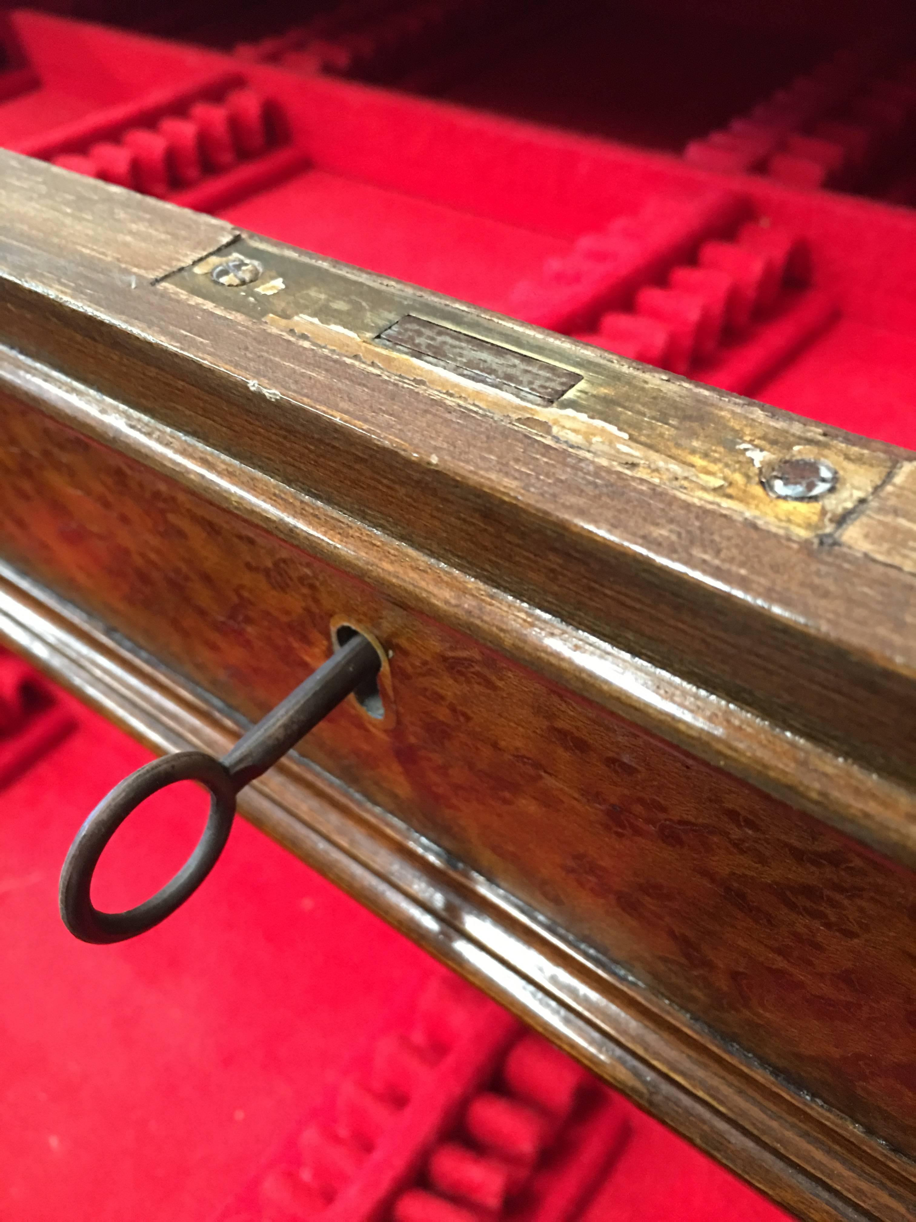 Cassettiera in stile Direttorio del XX secolo con tiranti in bronzo, Francia in vendita 3