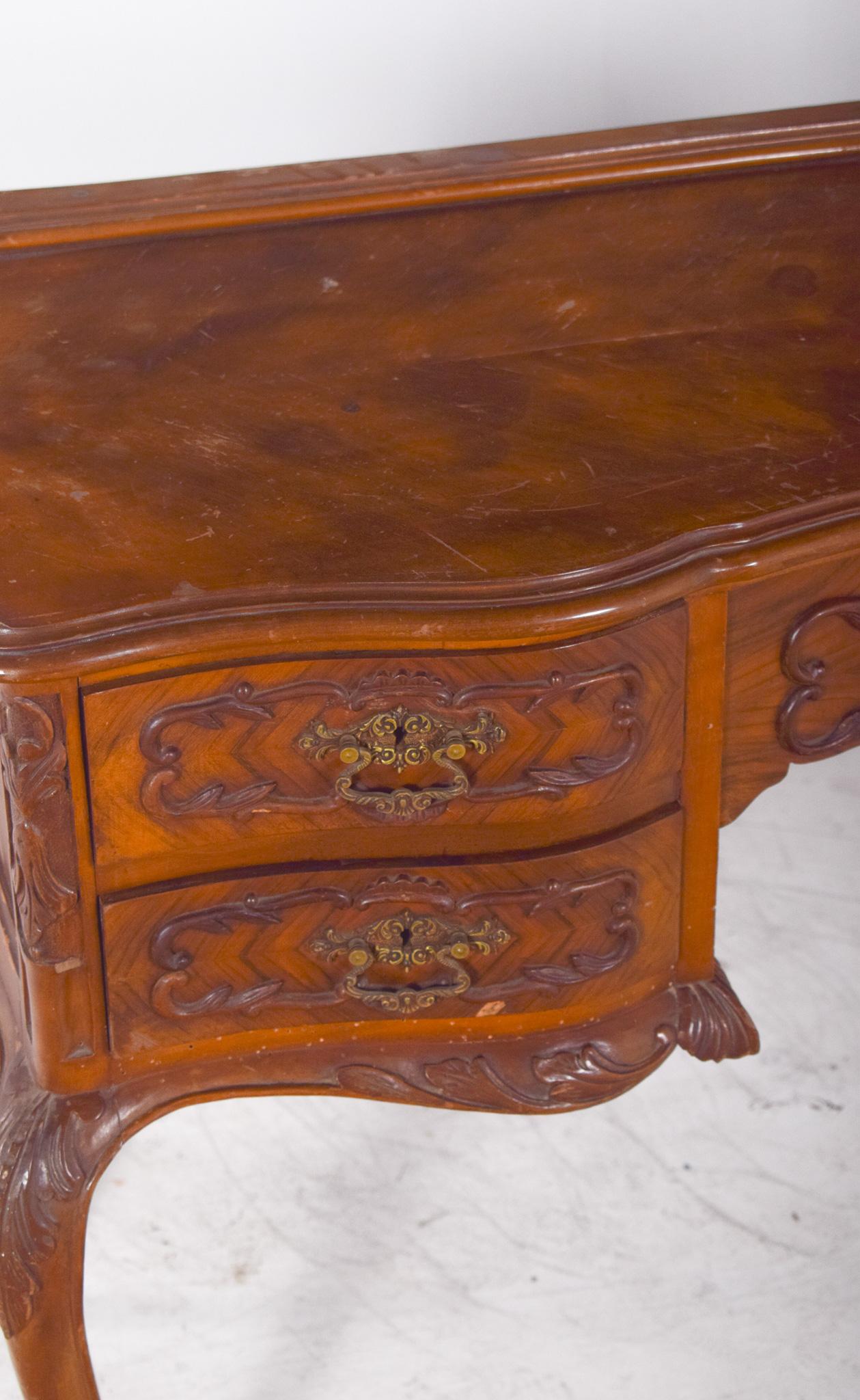 Tocador del Siglo XX en Madera Tallada con Patas Curvas siglo XX en venta