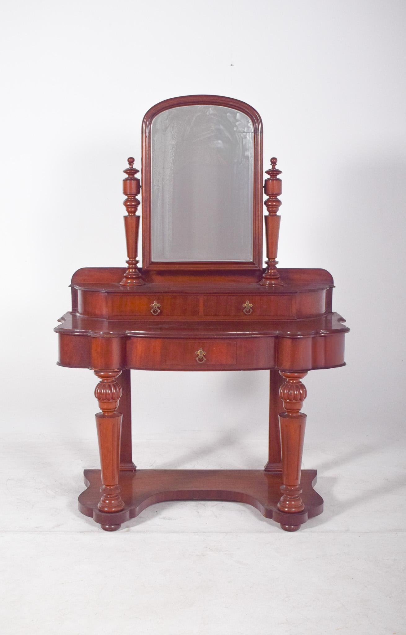 Dressing table with mirror. Refined finish, with soft curves and turned legs that highlight the craftsmanship. It has two small top drawers and a larger central drawer, all with metal ring handles, ideal for storing personal items or jewelry.
The