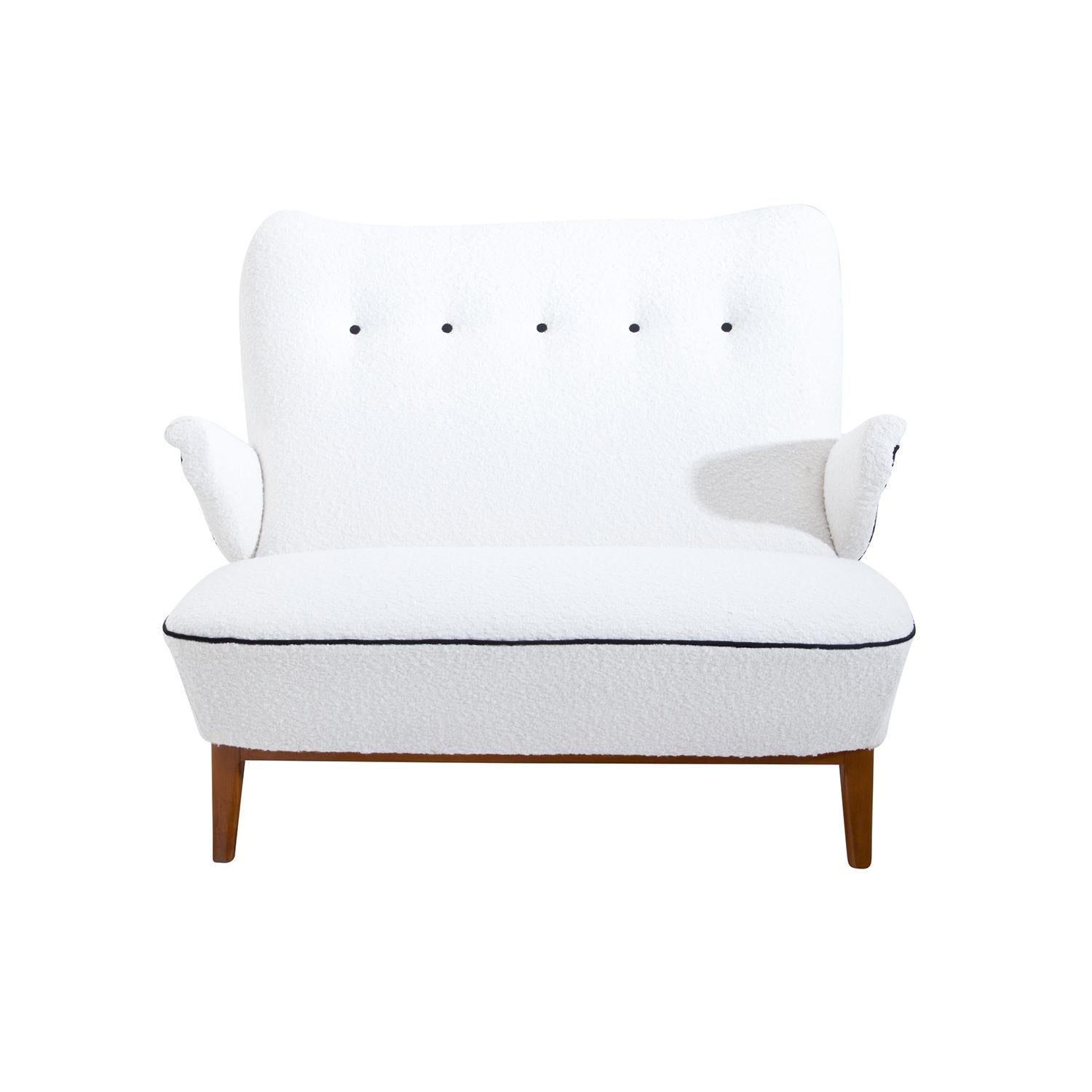 A white, vintage Mid-Century Modern Dutch living room set of a two seater Congo, small sofa and a pair of lounge chairs designed by Theo Ruth and produced by Artifort, in good condition. The seat backrest of the detailed settee, canapé is reclined