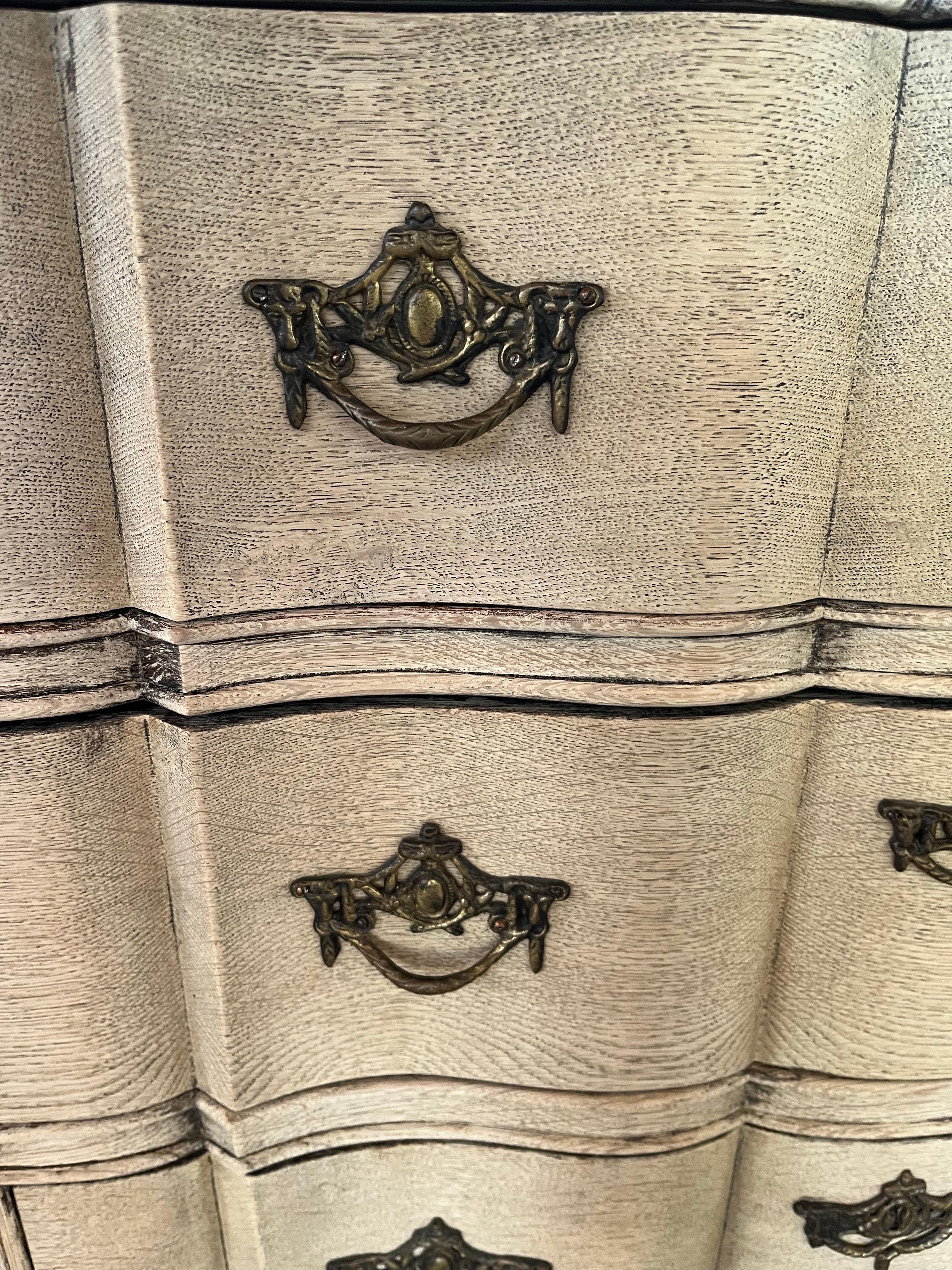 Cassettiera olandese in Oak sbiancato del XX secolo in vendita 4
