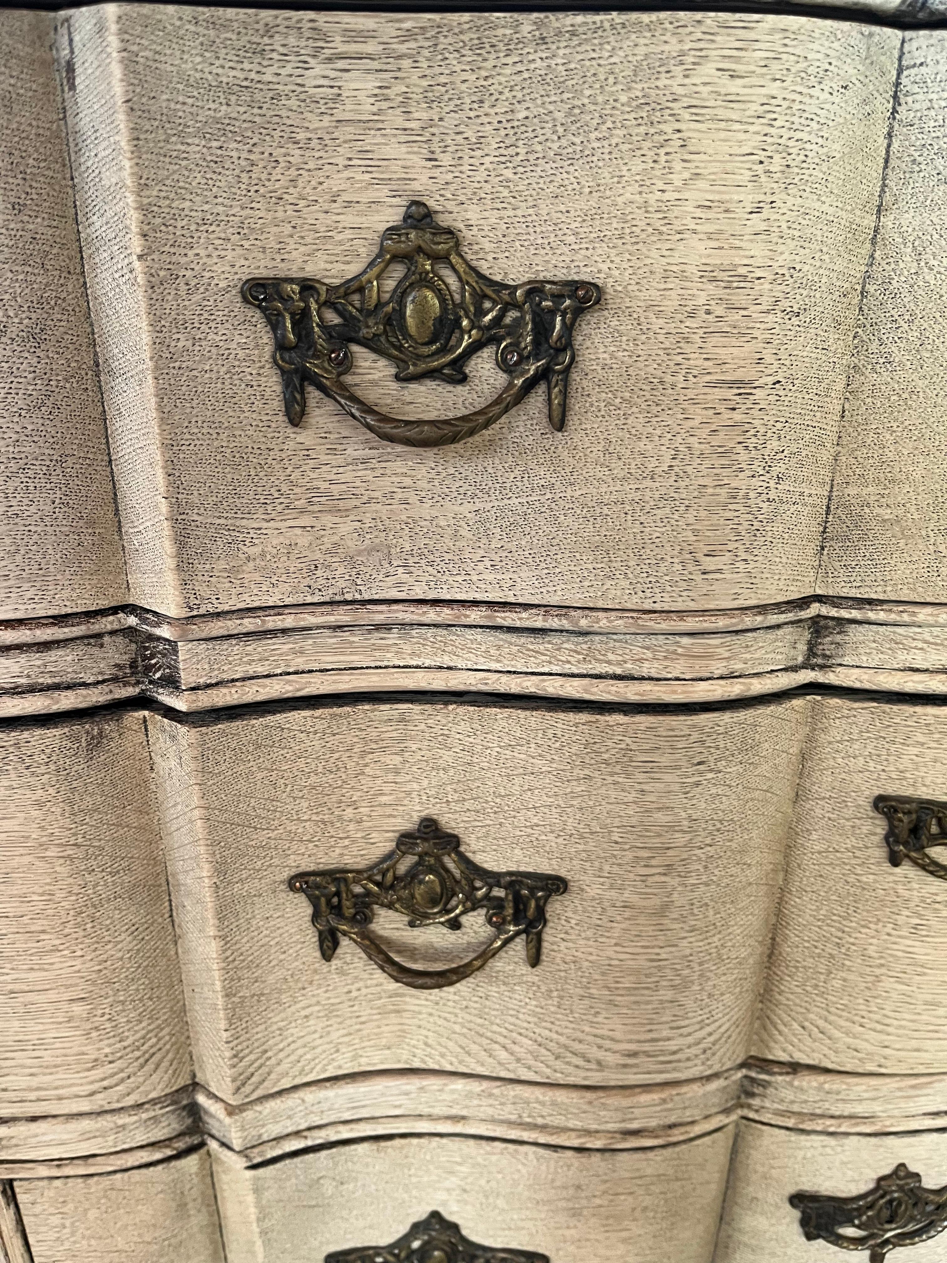 Cassettiera olandese in Oak sbiancato del XX secolo in vendita 4