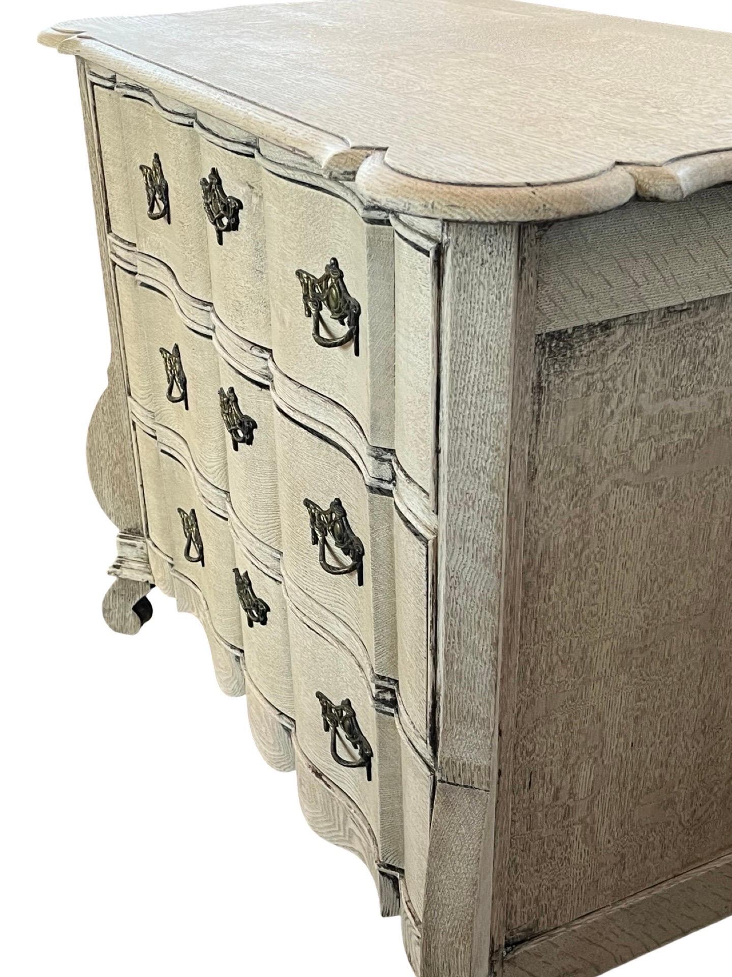 Cassettiera olandese in Oak sbiancato del XX secolo in vendita 1