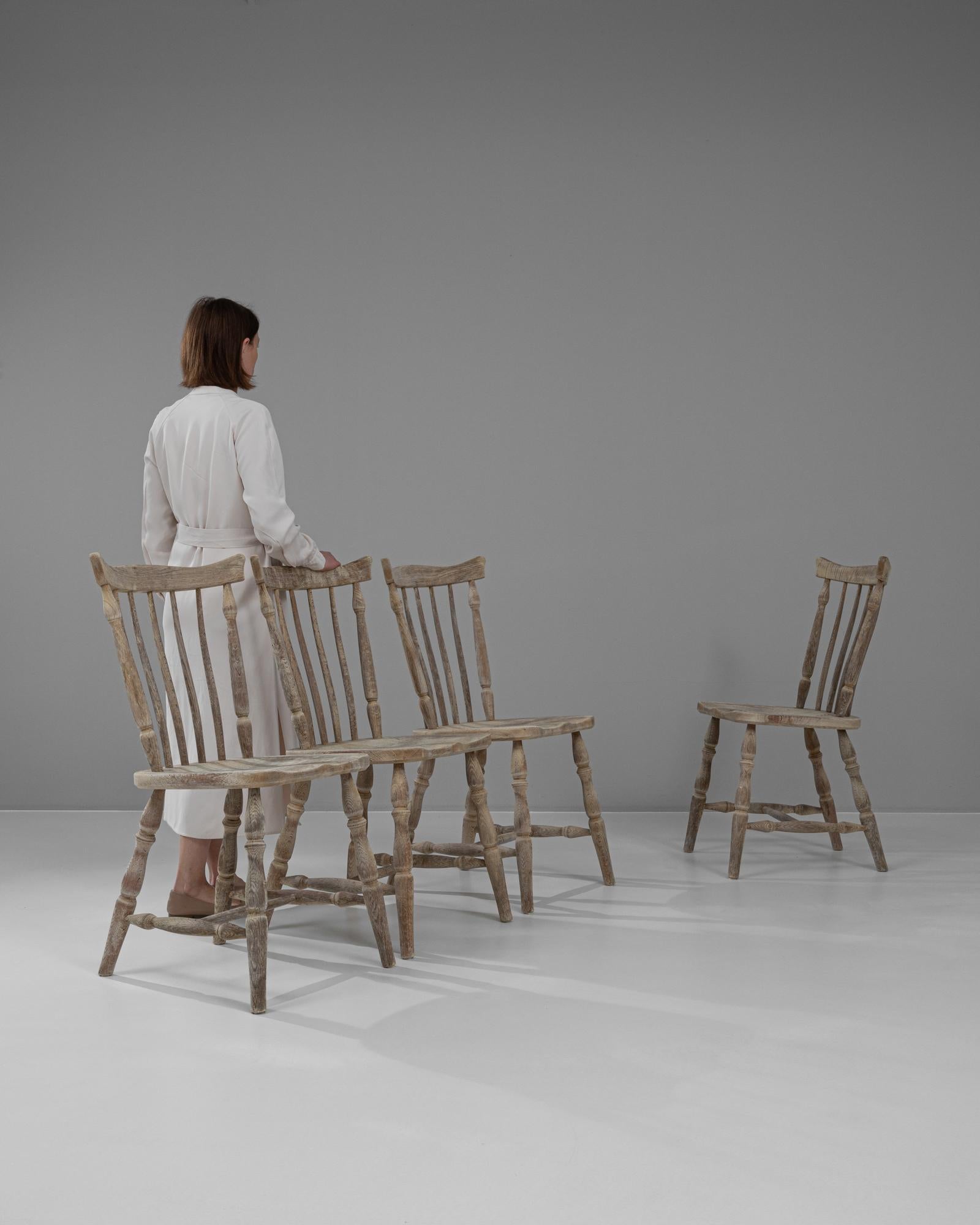 Cet ensemble de chaises de salle à manger en chêne blanchi hollandais du 20e siècle rehausse votre expérience de la salle à manger. Fabriquées avec une attention méticuleuse aux détails, ces chaises présentent un design intemporel qui allie