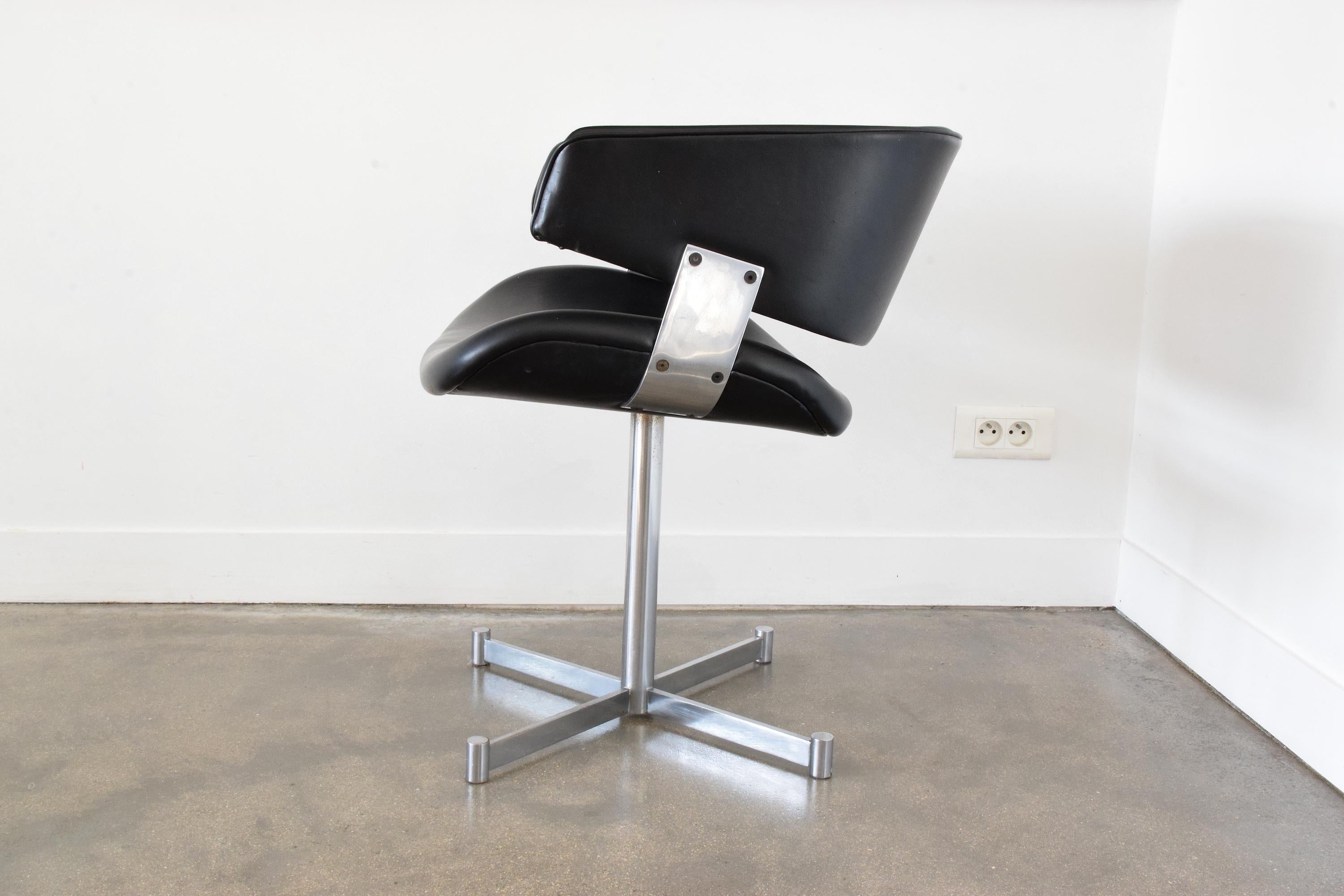 A Mid-Century Modern Scandinavian vintage armchair or office chair designed by Geoffrey Harcourt for Artifort in the 1960's. This collectible piece is designed in its original chrome steel structure and black leather seating.
   