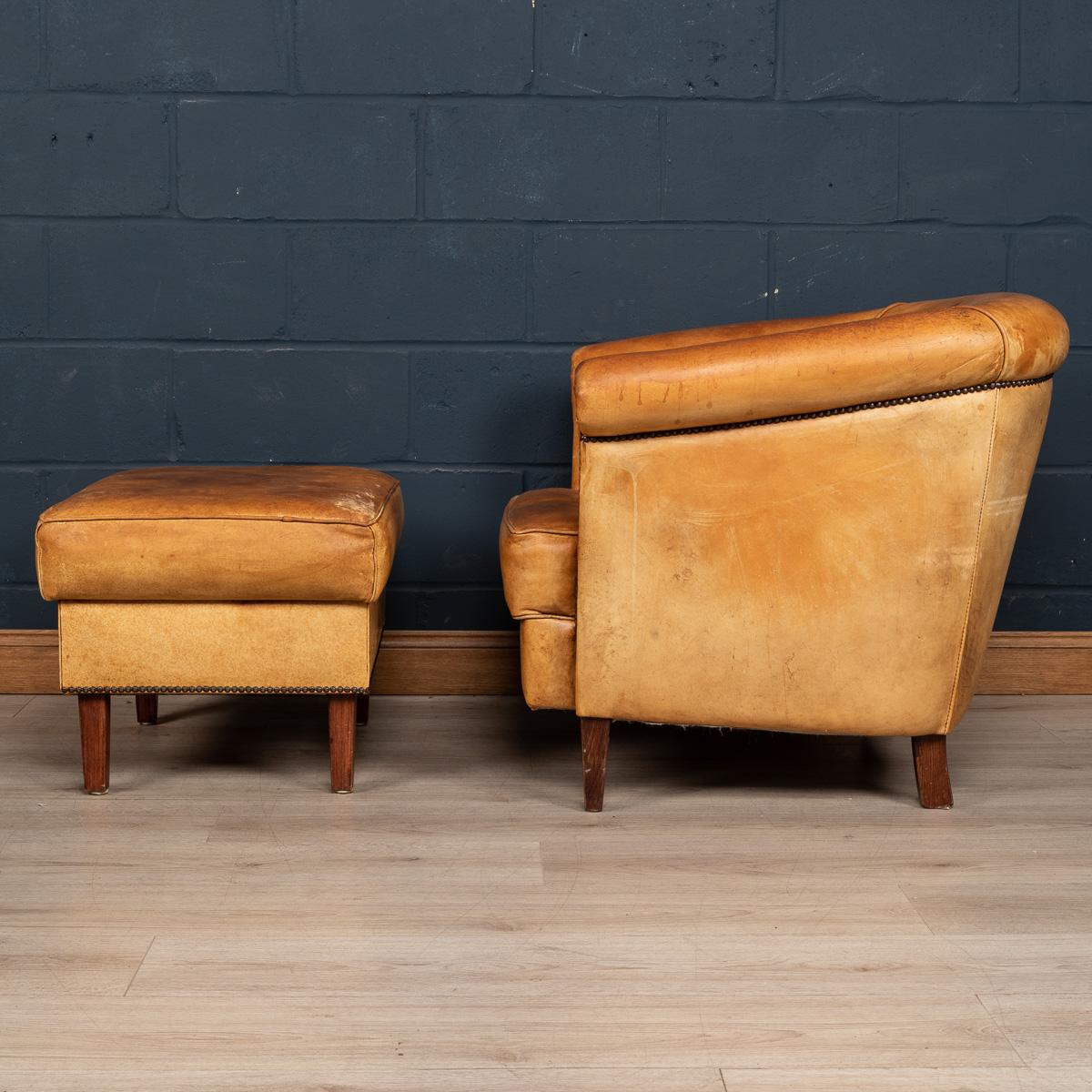 Dutch Sheepskin Leather Tub Chair & Fußhocker, 20. Jahrhundert (Niederländisch) im Angebot