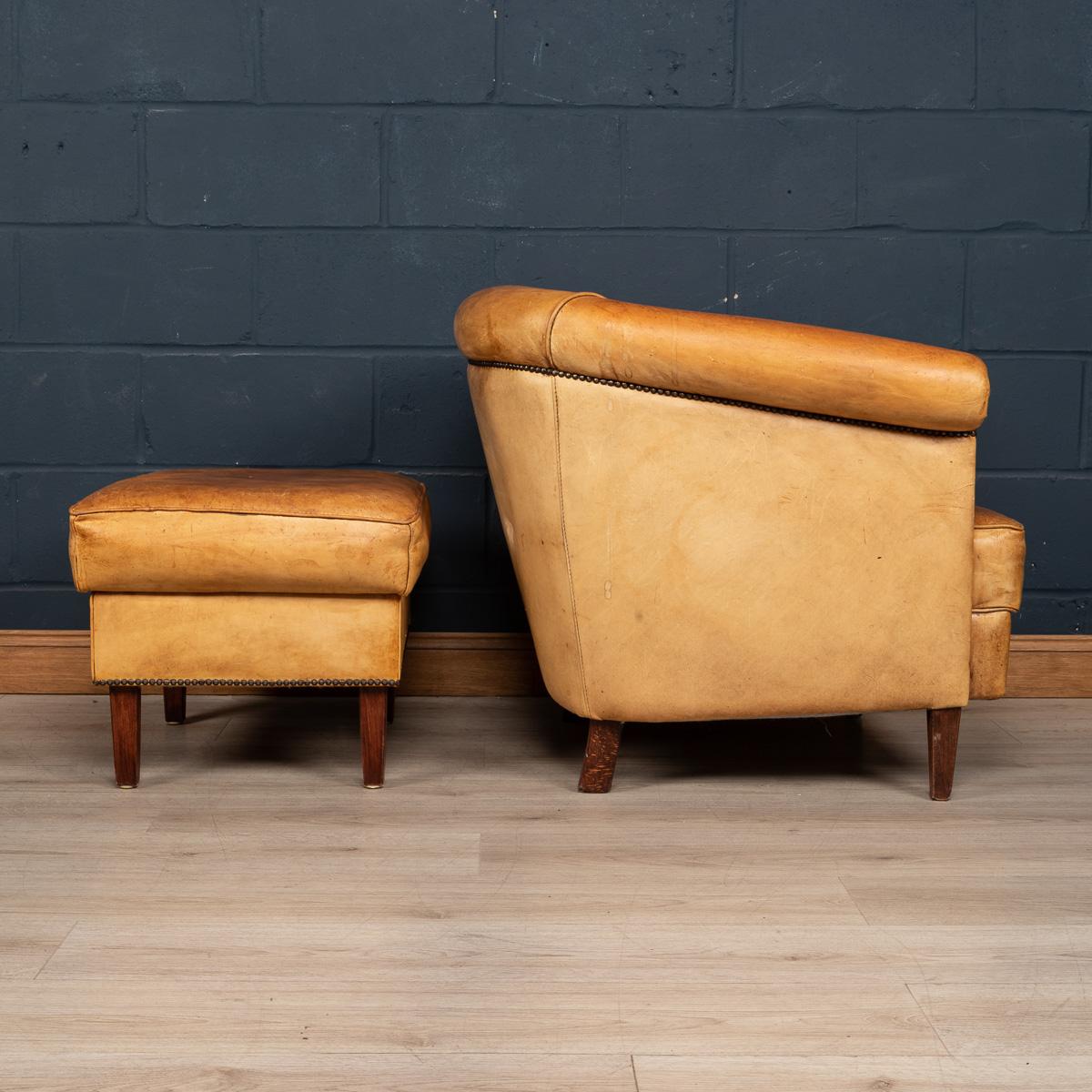 Dutch Sheepskin Leather Tub Chair & Fußhocker, 20. Jahrhundert (Leder) im Angebot