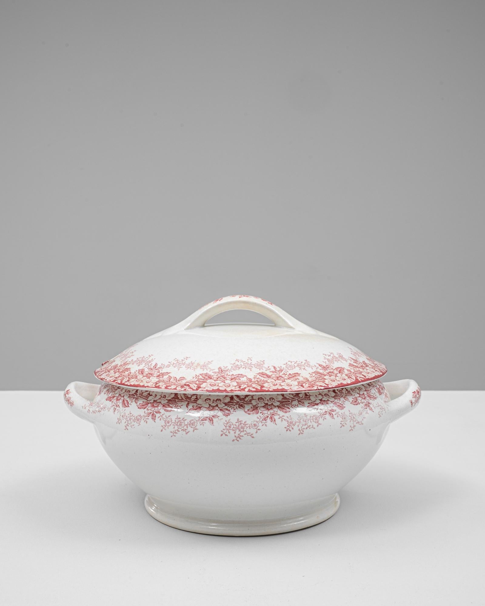 Diese holländische Porzellan-Sonderedition aus dem 20. Jahrhundert zeichnet sich durch eine großzügige, abgerundete Form aus, die auf einem leicht ausgestellten Sockel ruht und ihr ein ausgewogenes und elegantes Profil verleiht. Der gewölbte Deckel