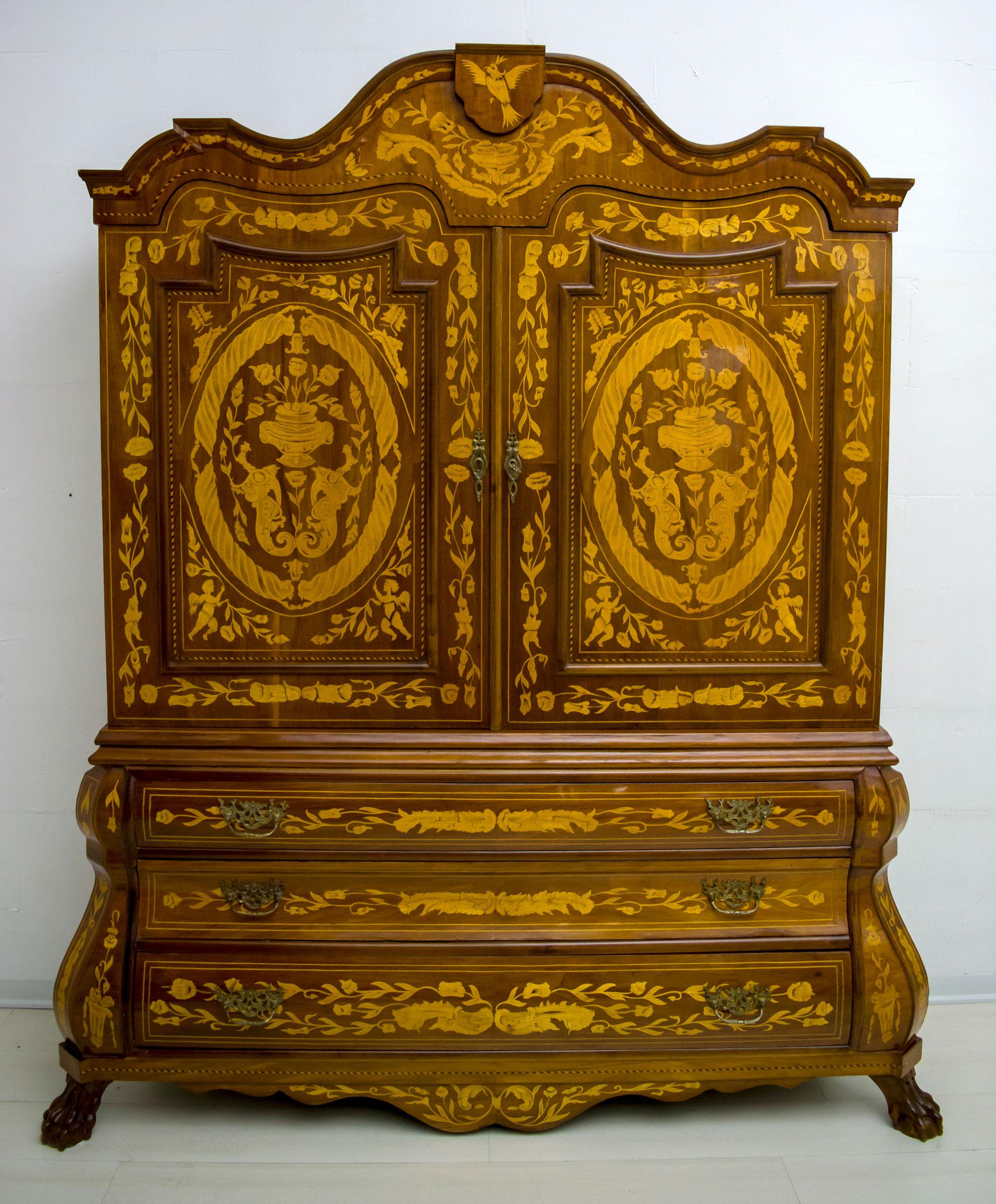 Dutch Trumeau from the mid-20th century. Furniture of exceptional quality, richly inlaid in walnut and maple wood, the interior is covered in mahogany and the structure of the furniture is in solid fir. Trumeau double body for living room, living
