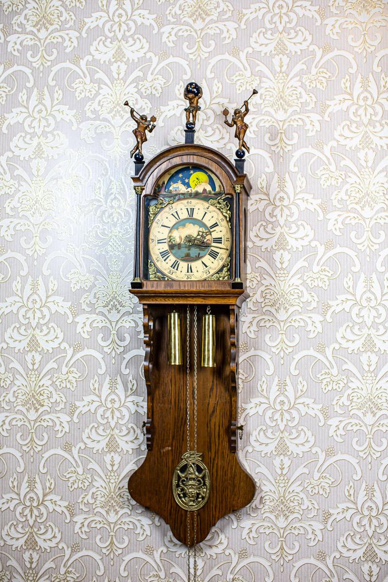 20th century Dutch wall clock stylized as Staarta in brown oak case

We present you this wall clock in an oak case with an enameled face.
The whole was manufactured before 1939 and is stylized as 19th century Staarta clocks.
The ring with hours