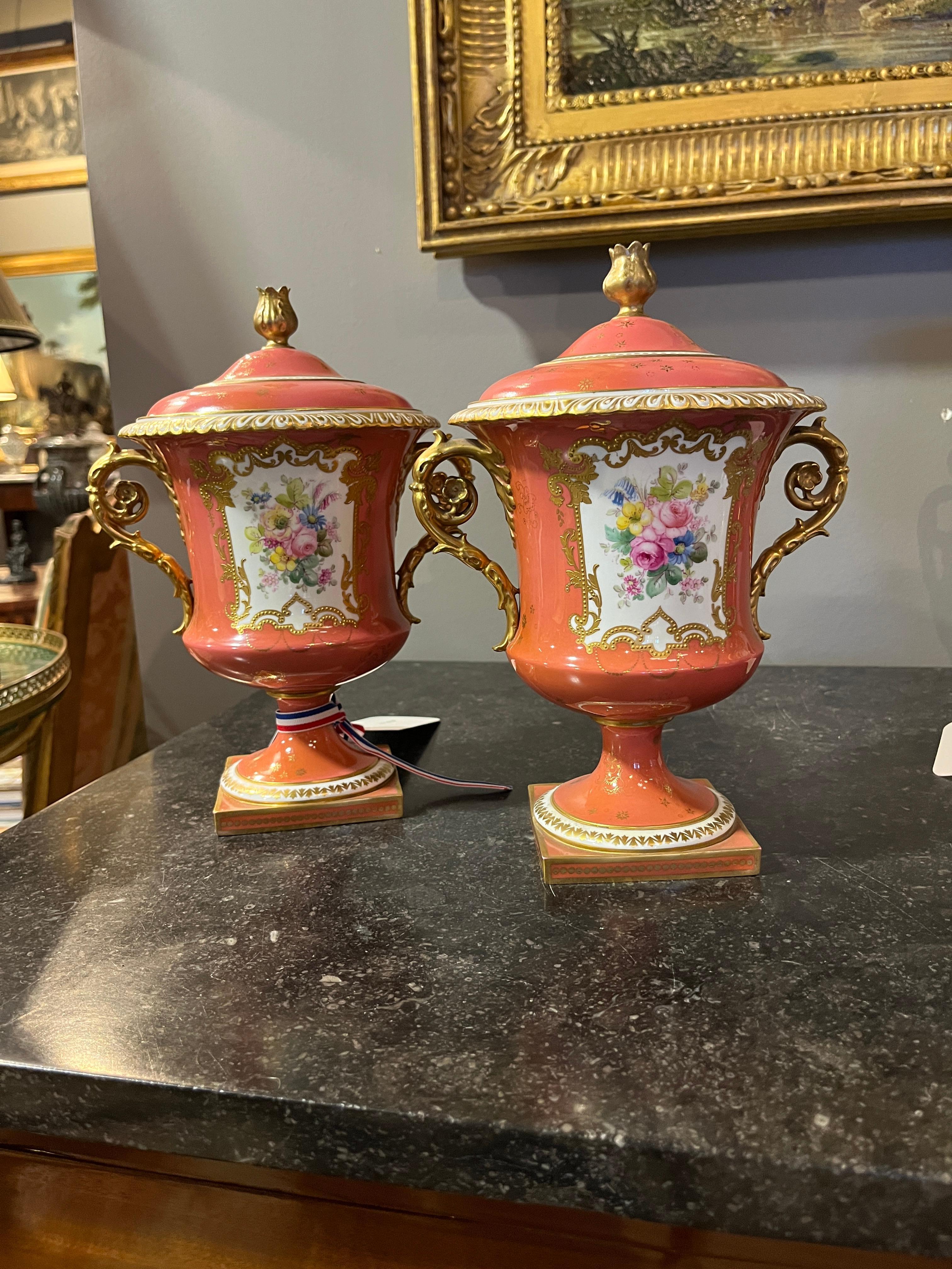20° secolo (primi anni) Coppia di urne coperte inglesi Crown Derby Tiffany & Co. Bellissima coppia acquistata in Francia. Usura appropriata all'età, vedi foto dettagliate o scrivici per qualsiasi domanda. 