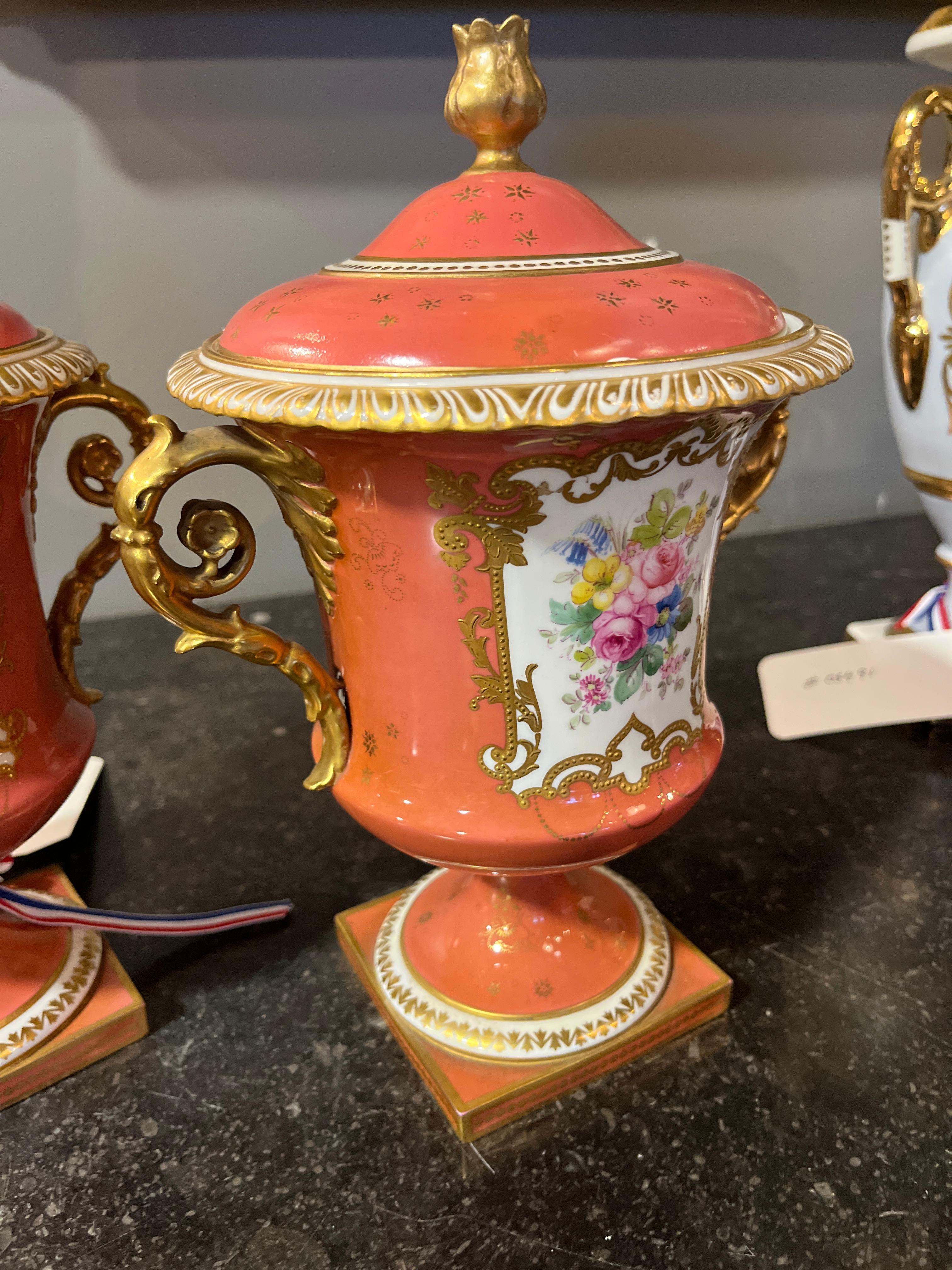 Georgiano 20° secolo (primi anni) Coppia di urne coperte inglesi Crown Derby Tiffany & Co. in vendita