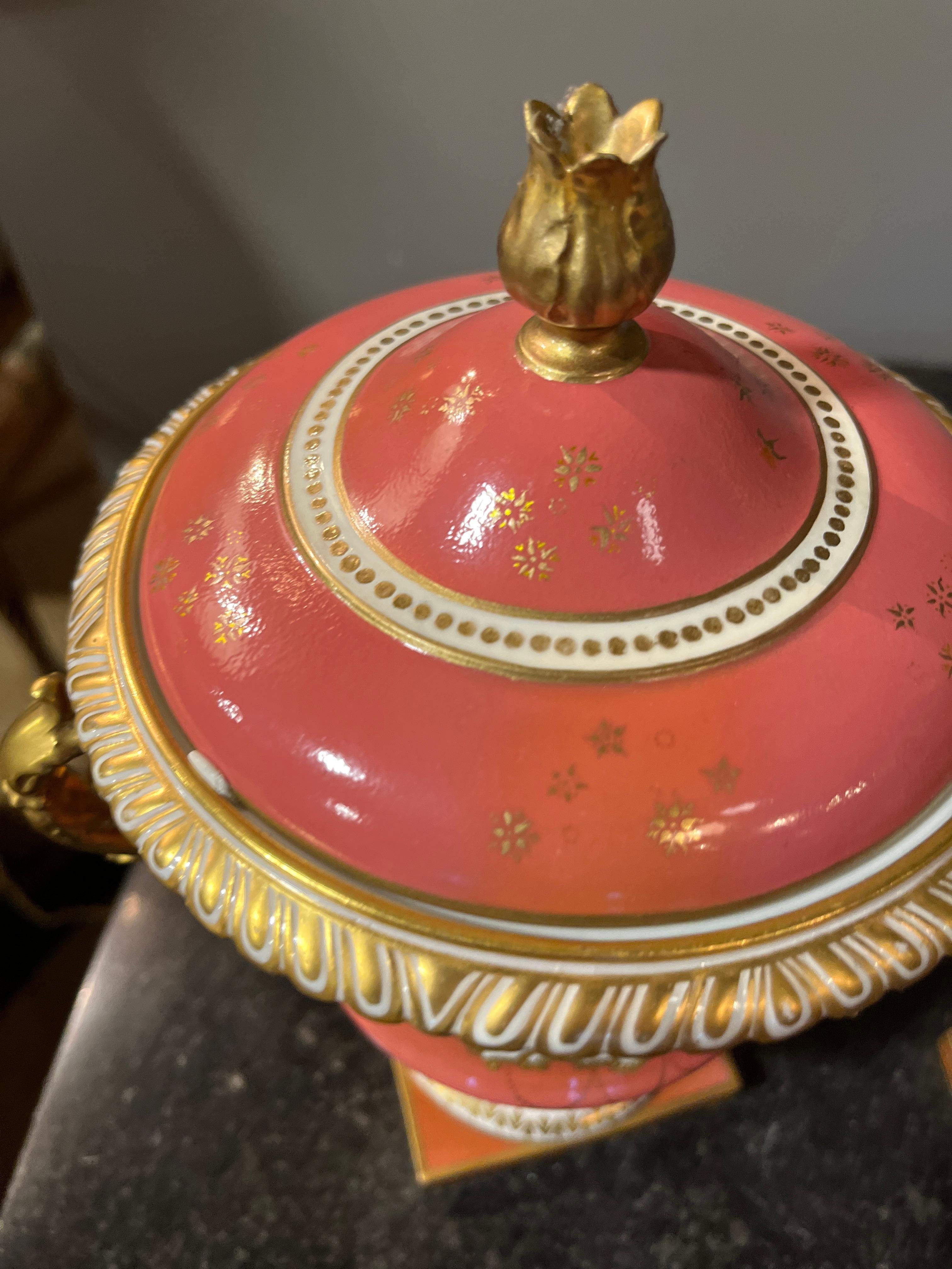 Francese 20° secolo (primi anni) Coppia di urne coperte inglesi Crown Derby Tiffany & Co. in vendita
