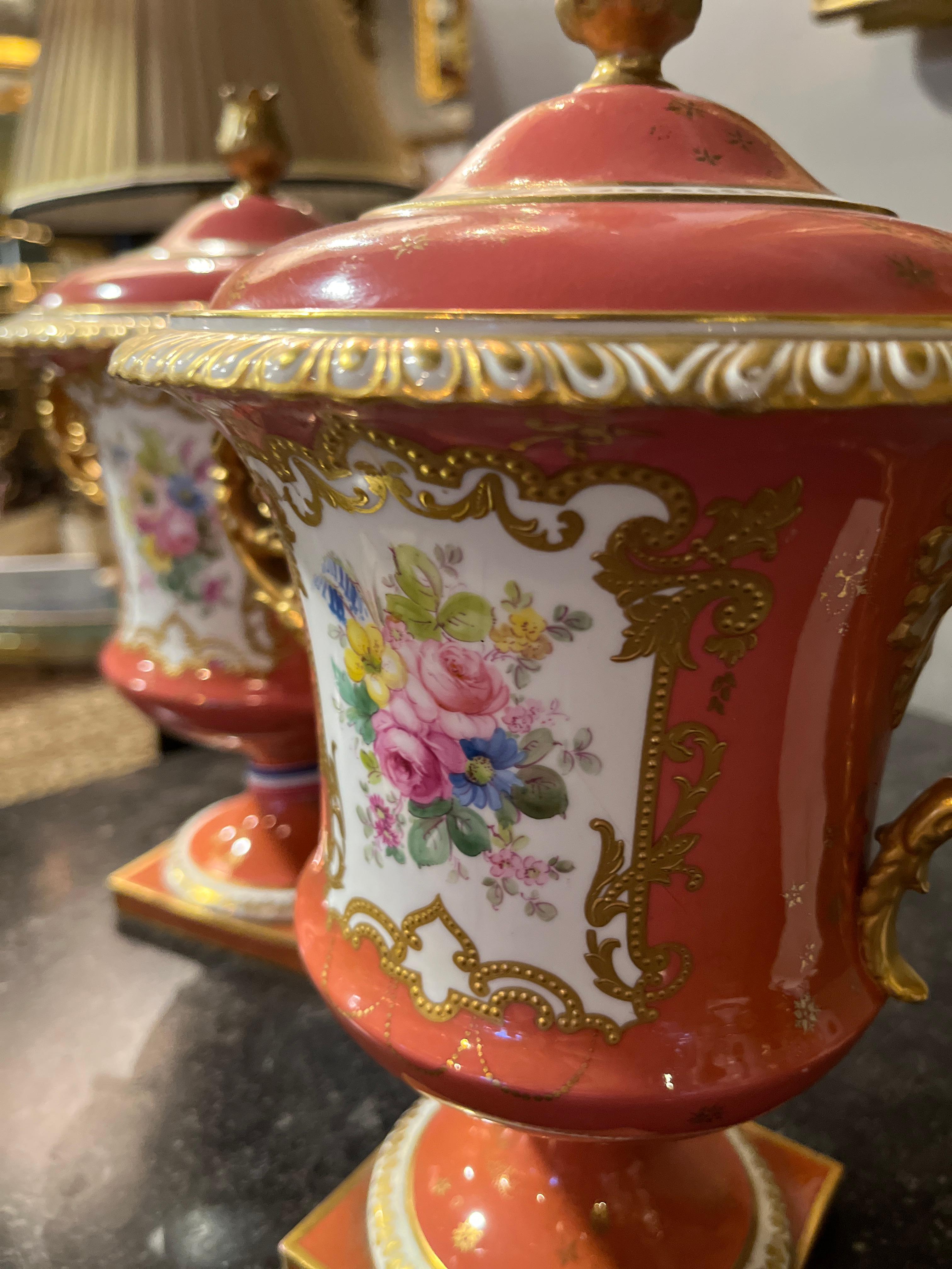 20° secolo (primi anni) Coppia di urne coperte inglesi Crown Derby Tiffany & Co. In condizioni buone in vendita a Scottsdale, AZ