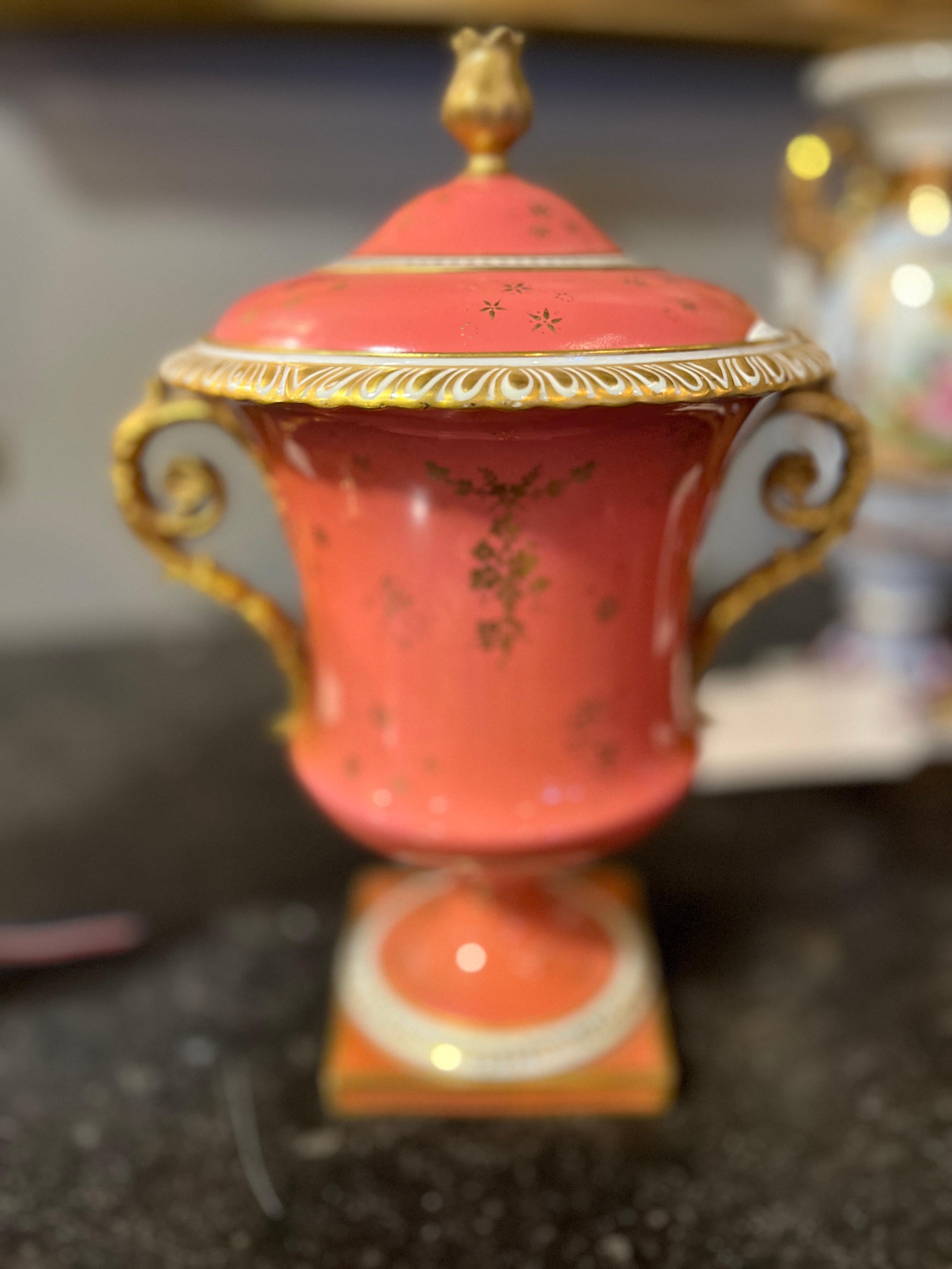 XX secolo 20° secolo (primi anni) Coppia di urne coperte inglesi Crown Derby Tiffany & Co. in vendita