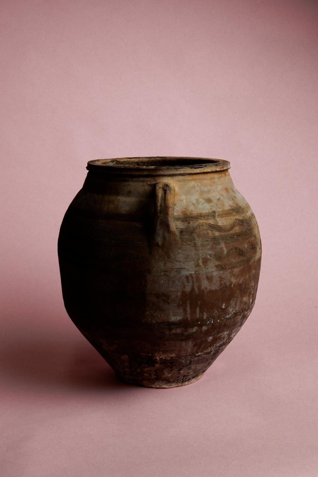 Rustico Vaso di stoccaggio in terracotta con manico turco della metà del 20° secolo in marrone terroso in vendita