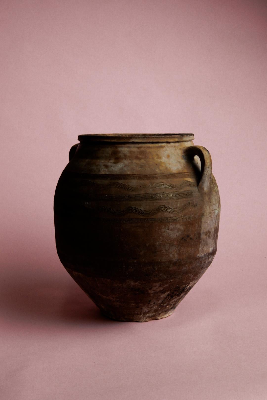 Turco Vaso di stoccaggio in terracotta con manico turco della metà del 20° secolo in marrone terroso in vendita