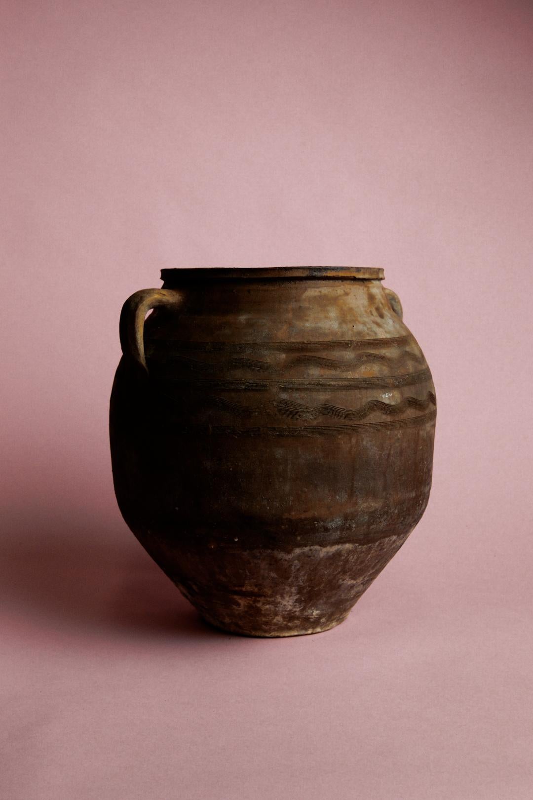 Intagliato a mano Vaso di stoccaggio in terracotta con manico turco della metà del 20° secolo in marrone terroso in vendita