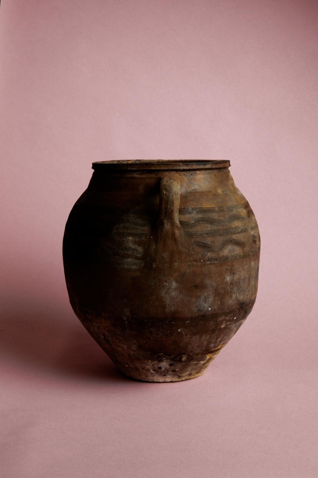 Vaso di stoccaggio in terracotta con manico turco della metà del 20° secolo in marrone terroso In condizioni buone in vendita a London, GB