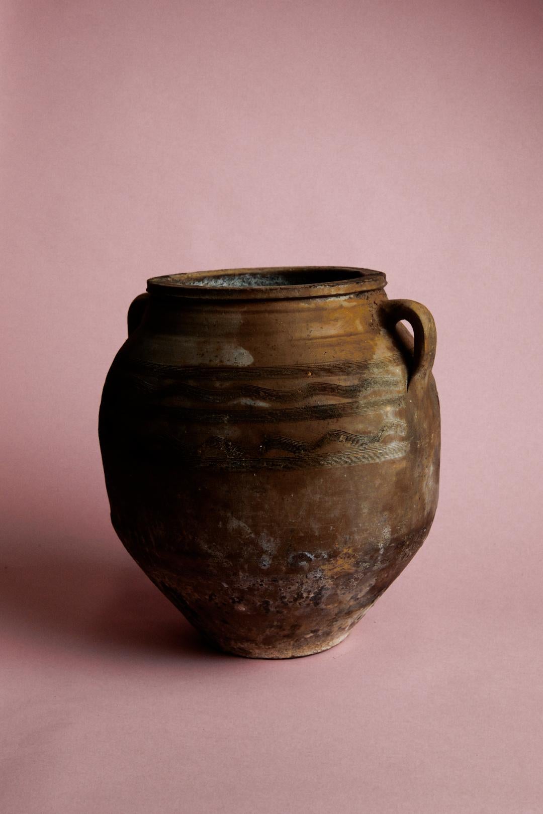 Metà XX secolo Vaso di stoccaggio in terracotta con manico turco della metà del 20° secolo in marrone terroso in vendita