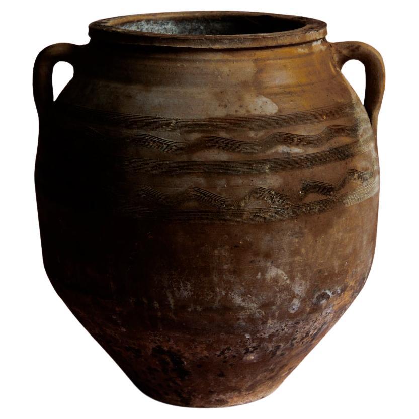 Vaso di stoccaggio in terracotta con manico turco della metà del 20° secolo in marrone terroso in vendita
