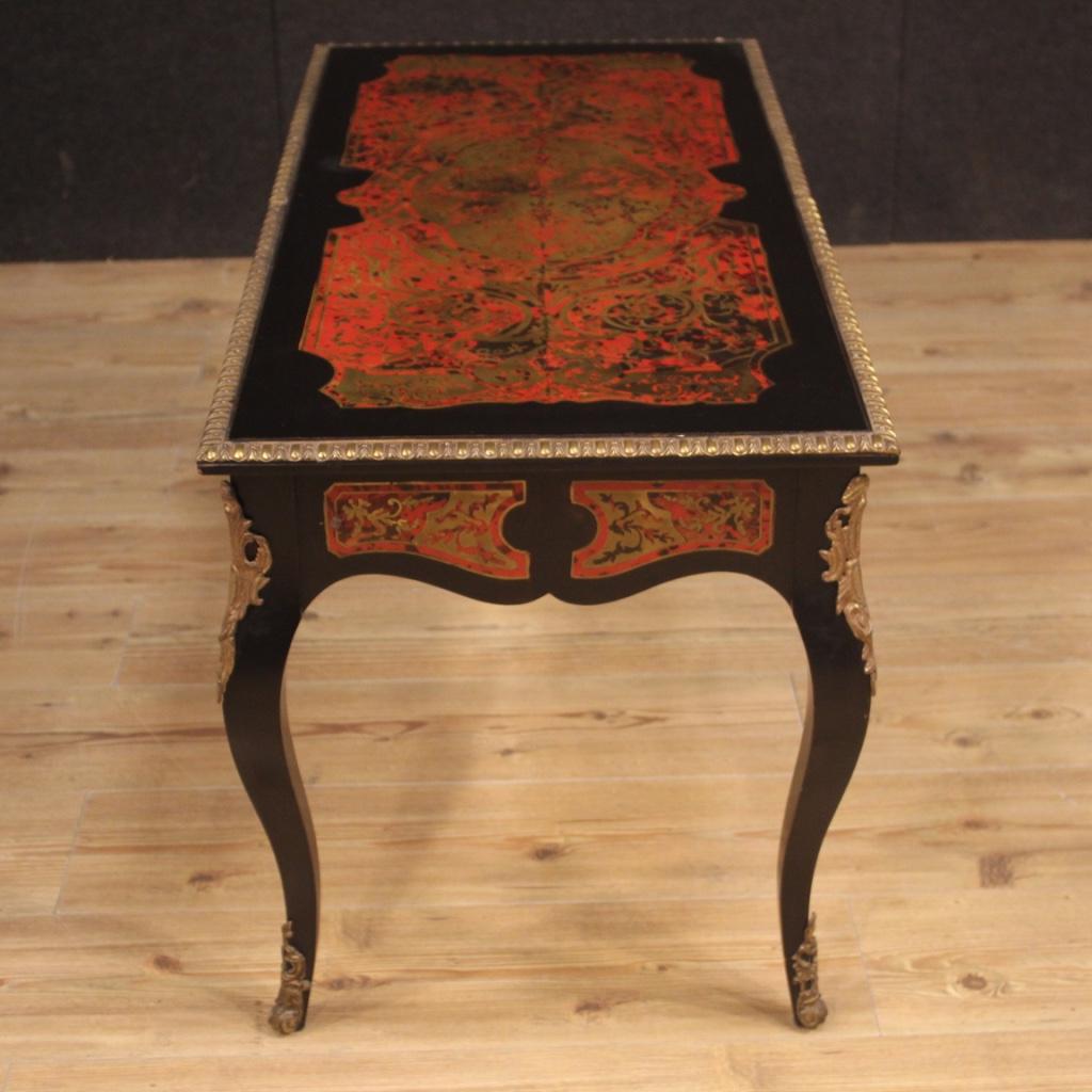20th century French coffee table. Furniture in Louis XV style in ebonized wood pleasantly adorned with decorations in brass, bronze and fake turtle inlay. Coffee table of good size and service with character top. It presents some small signs of