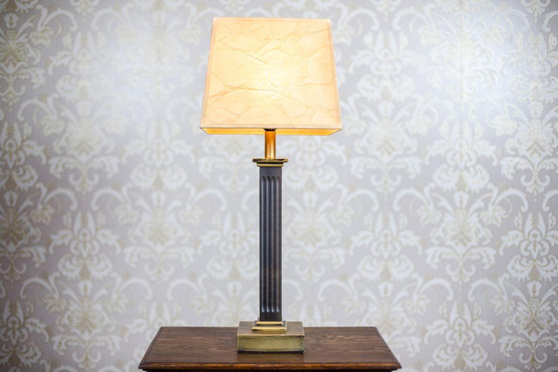 We present you a modern lamp on a four-sided, fluted base.
The shade, of square cross-section, is made of a material with textural surface which resembles grain.
The power supply is 230 V. There is a single socket for an E27 light bulb and the