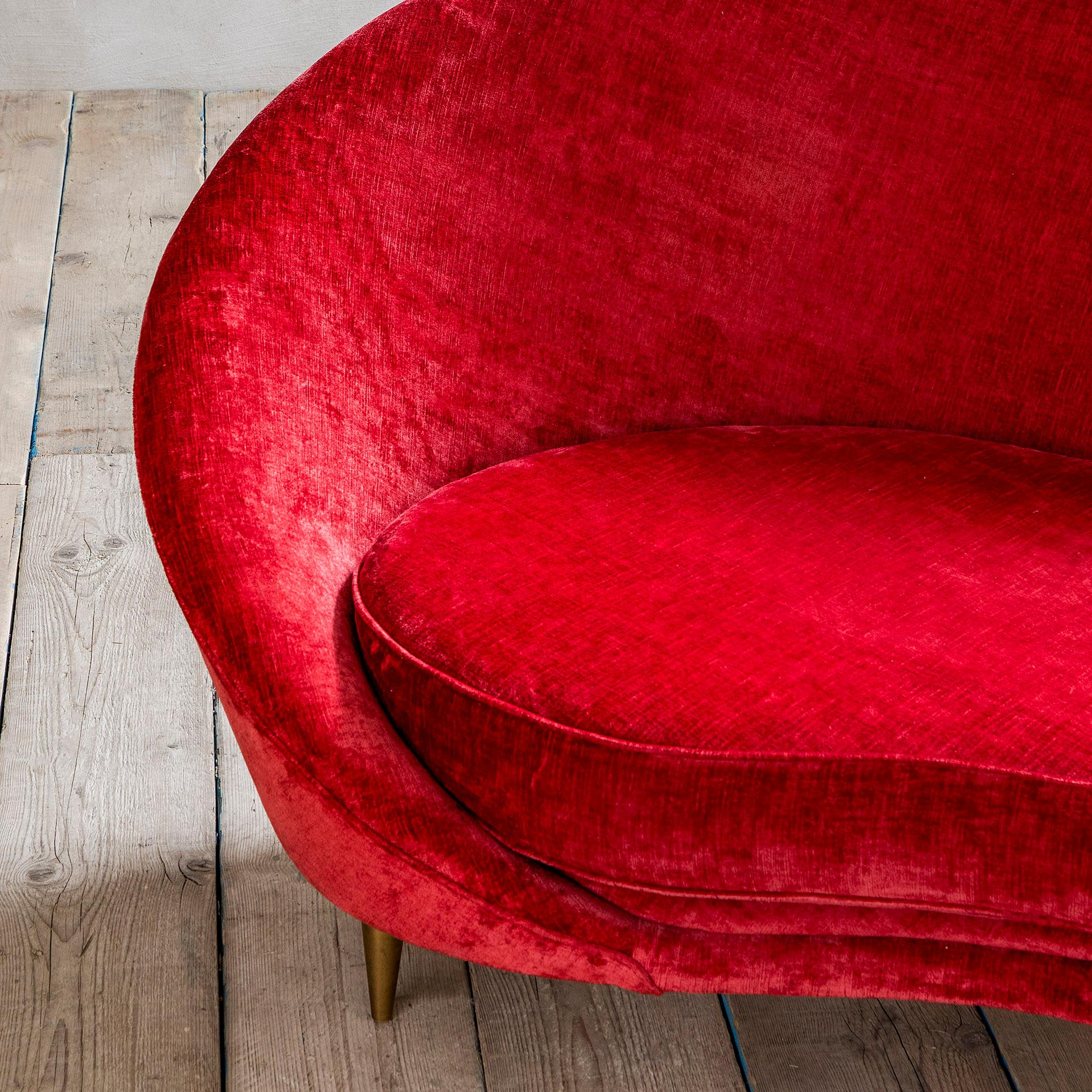 Mid-Century Modern 20th Century Edizioni Cinquanta Virgola Sofa in Red Velvet and Brass For Sale