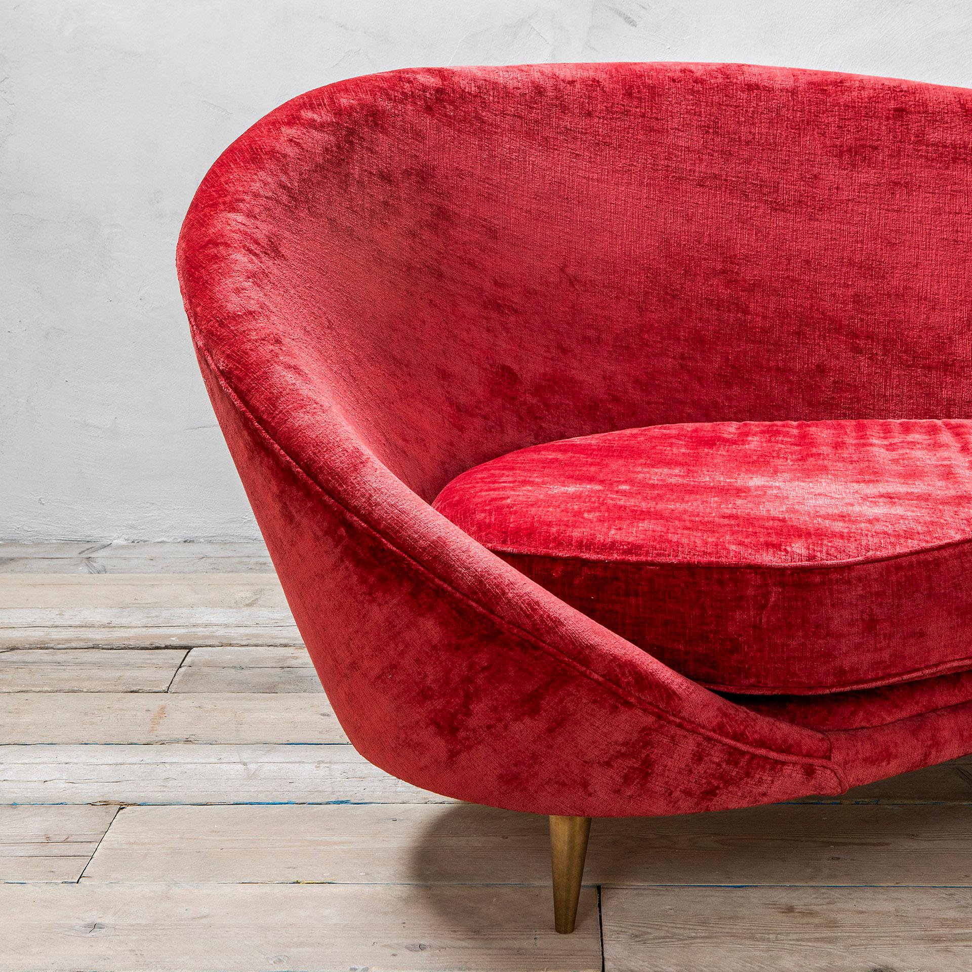 Contemporary 20th Century Edizioni Cinquanta Virgola Sofa in Red Velvet and Brass For Sale