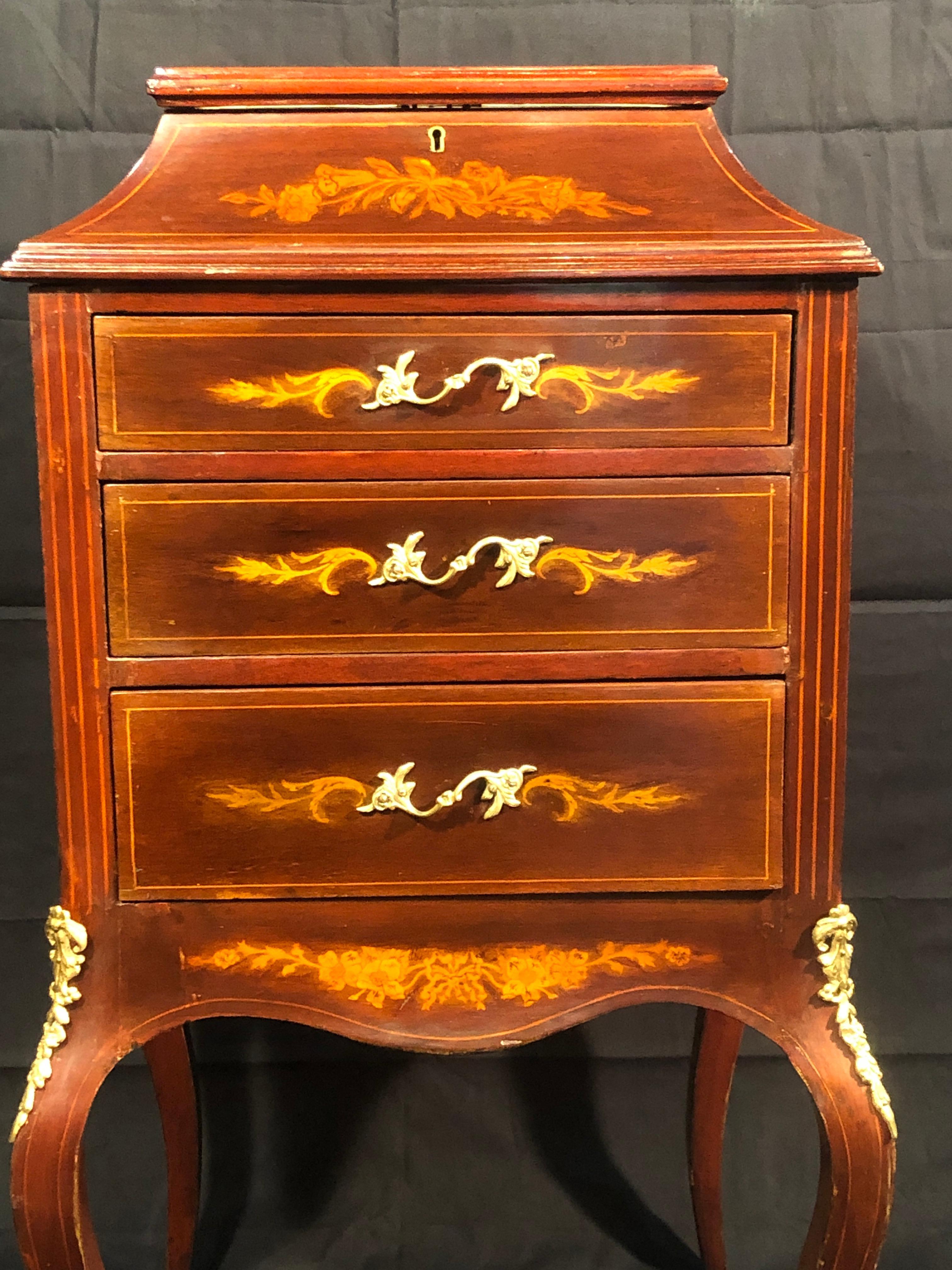 Display cabinet English, Edwardian period, 1900s, mahogany, inlaid boxwood, three drawers and counter top with door, the exhibition part is covered in moirè. In excellent state of conservation.