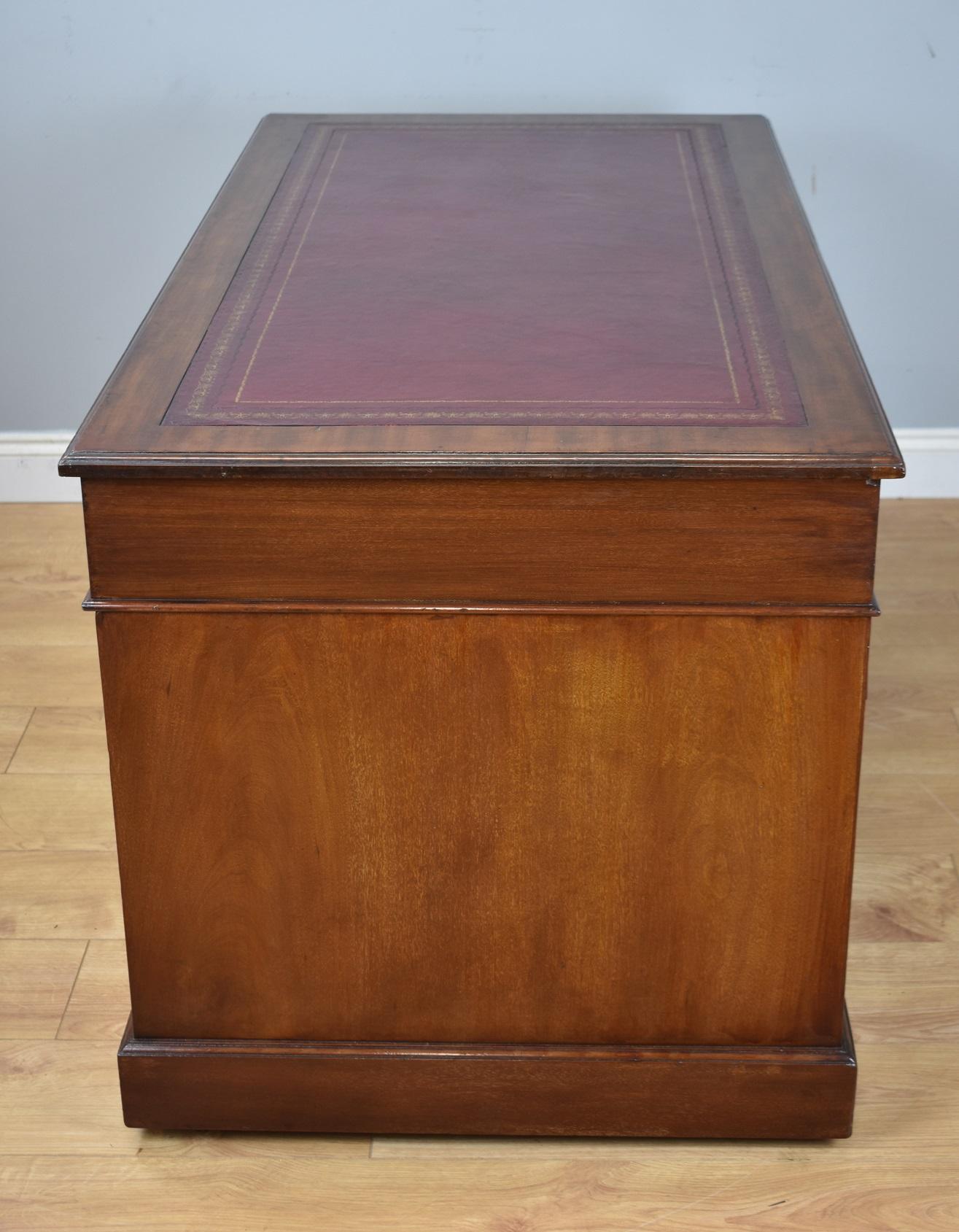 20th Century Edwardian Red Walnut Pedestal Desk 1
