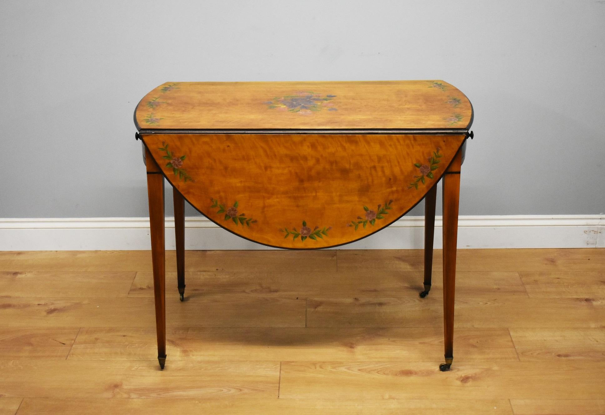 20th Century Edwardian Satinwood Hand Painted Pembroke Table In Good Condition For Sale In Chelmsford, Essex