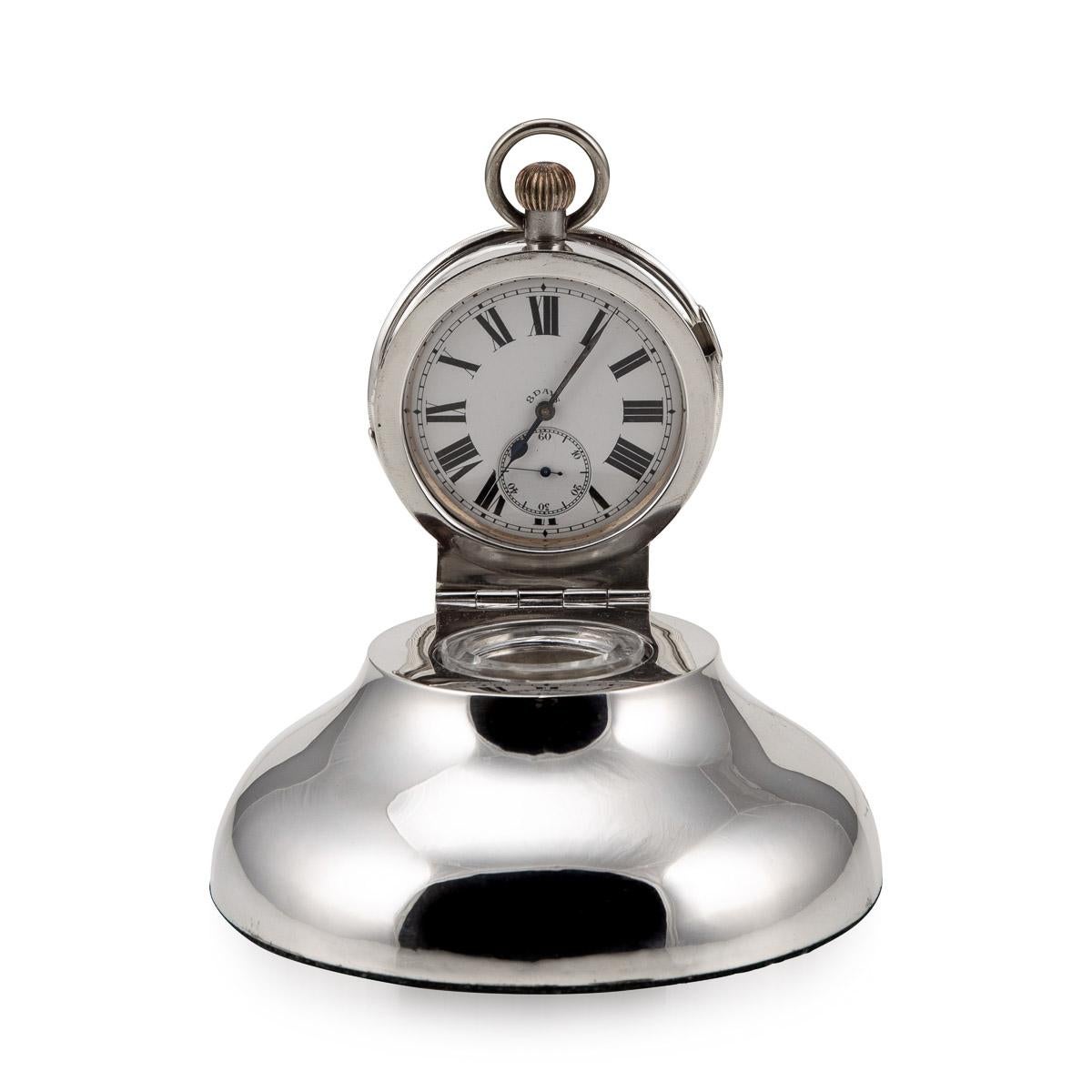 Calamaio in argento del XX secolo a forma di capstan con orologio a 8 giorni. Il coperchio a cerniera è incastonato con un orologio argentato, con un quadrante bianco con indici a numeri romani e quadrante dei secondi sussidiario.

Condizione
In