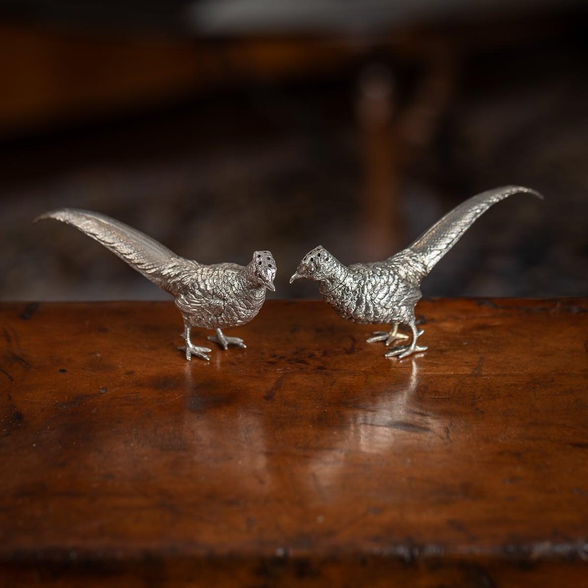 Ancienne paire de salières et poivrières en argent massif du début du 20e siècle de l'époque édouardienne, chacune magnifiquement moulée et modélisée de façon réaliste comme des faisans debout, le corps moulé avec un plumage texturé détaillé, les
