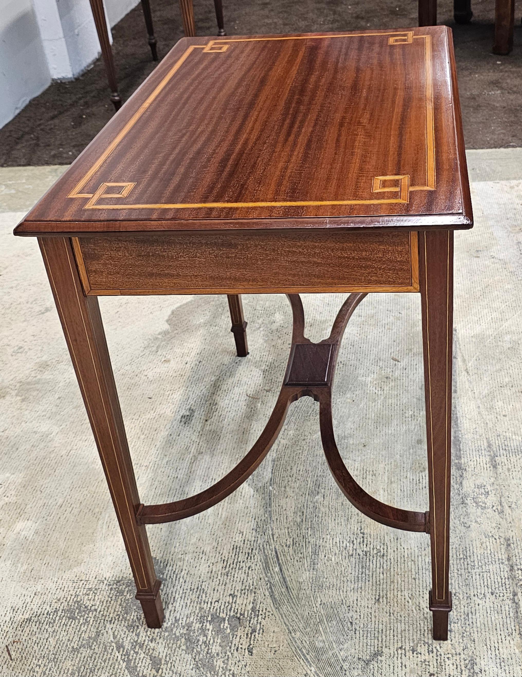Table d'appoint en acajou incrusté de bois de satin du 20e siècle de style édouardien en vente 2