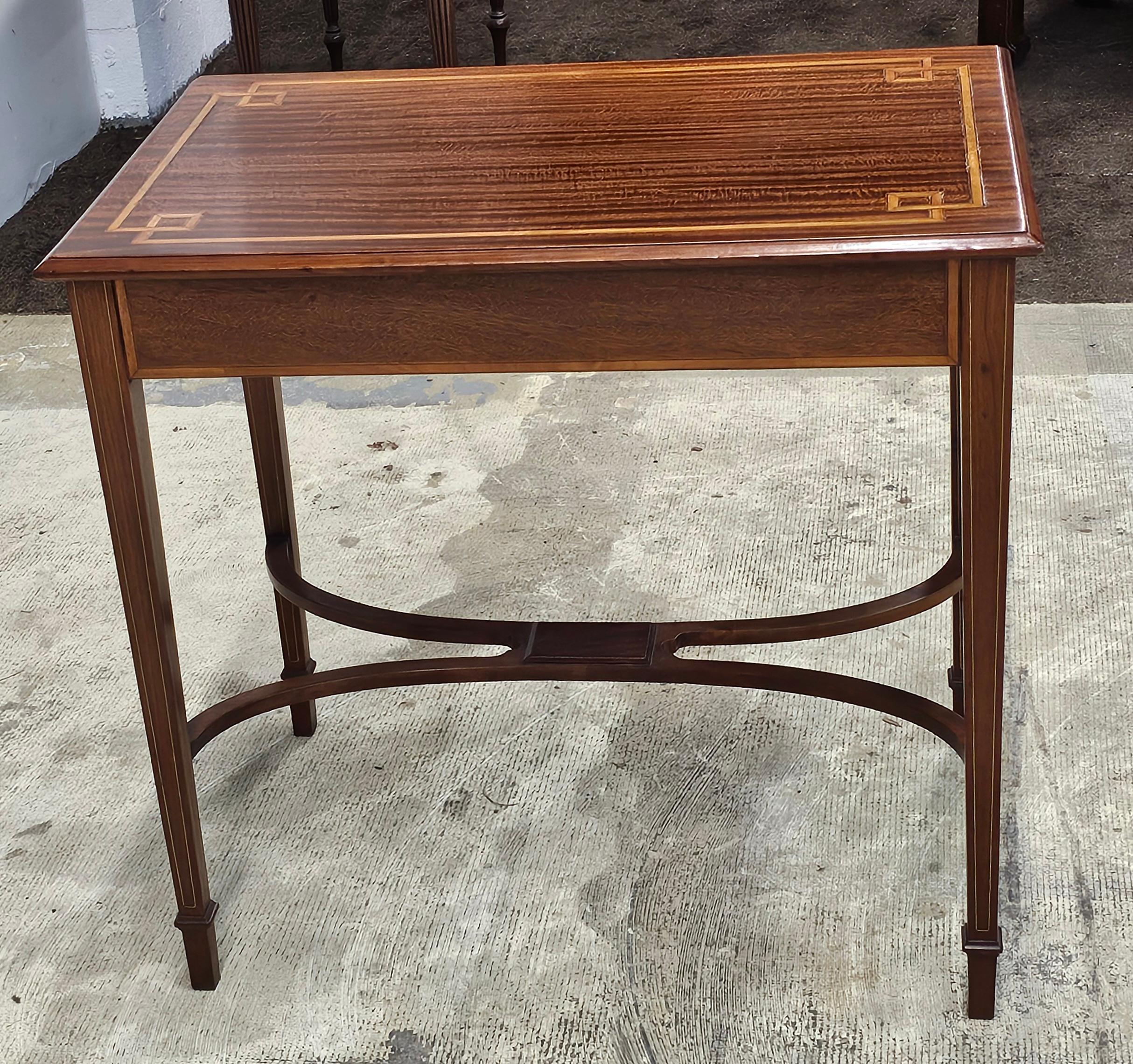 Néo-Renaissance Table d'appoint en acajou incrusté de bois de satin du 20e siècle de style édouardien en vente
