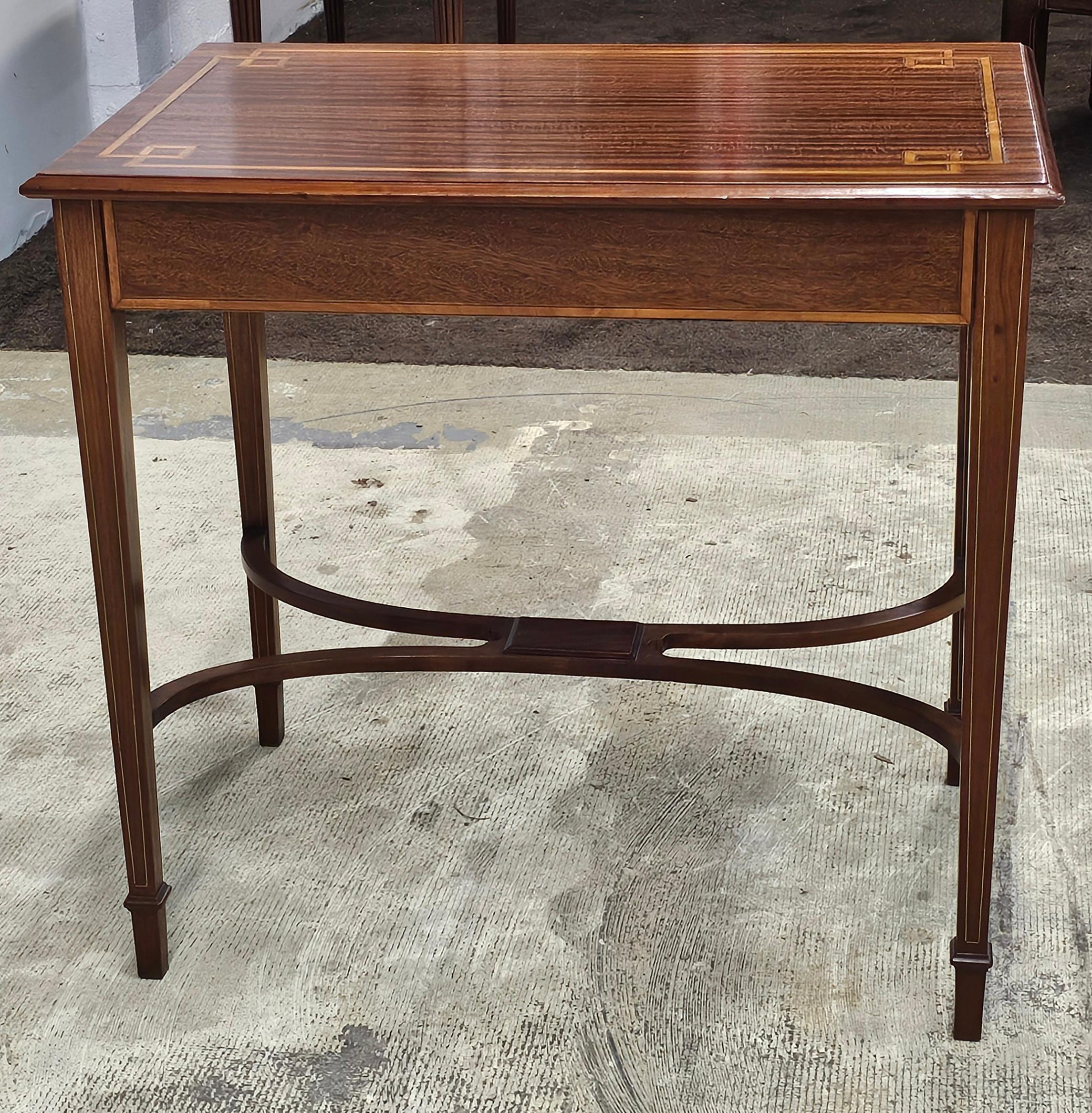Inconnu Table d'appoint en acajou incrusté de bois de satin du 20e siècle de style édouardien en vente